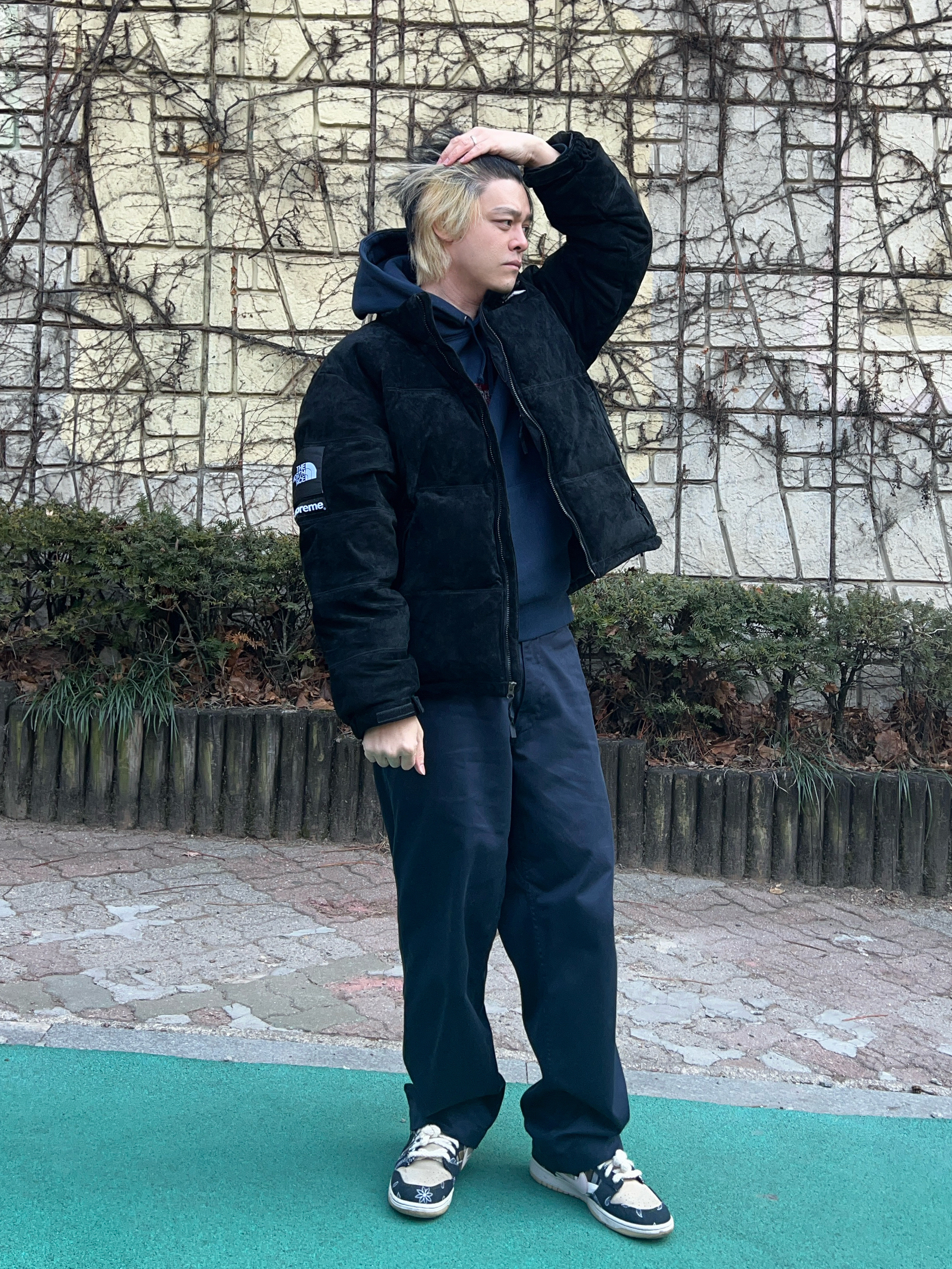 Supreme x The North Face Suede Nuptse Jacket Black - 23FW, Supreme Swarovski Box Logo Hooded Sweatshirt Navy - 19SS 착용 스타일 - 1