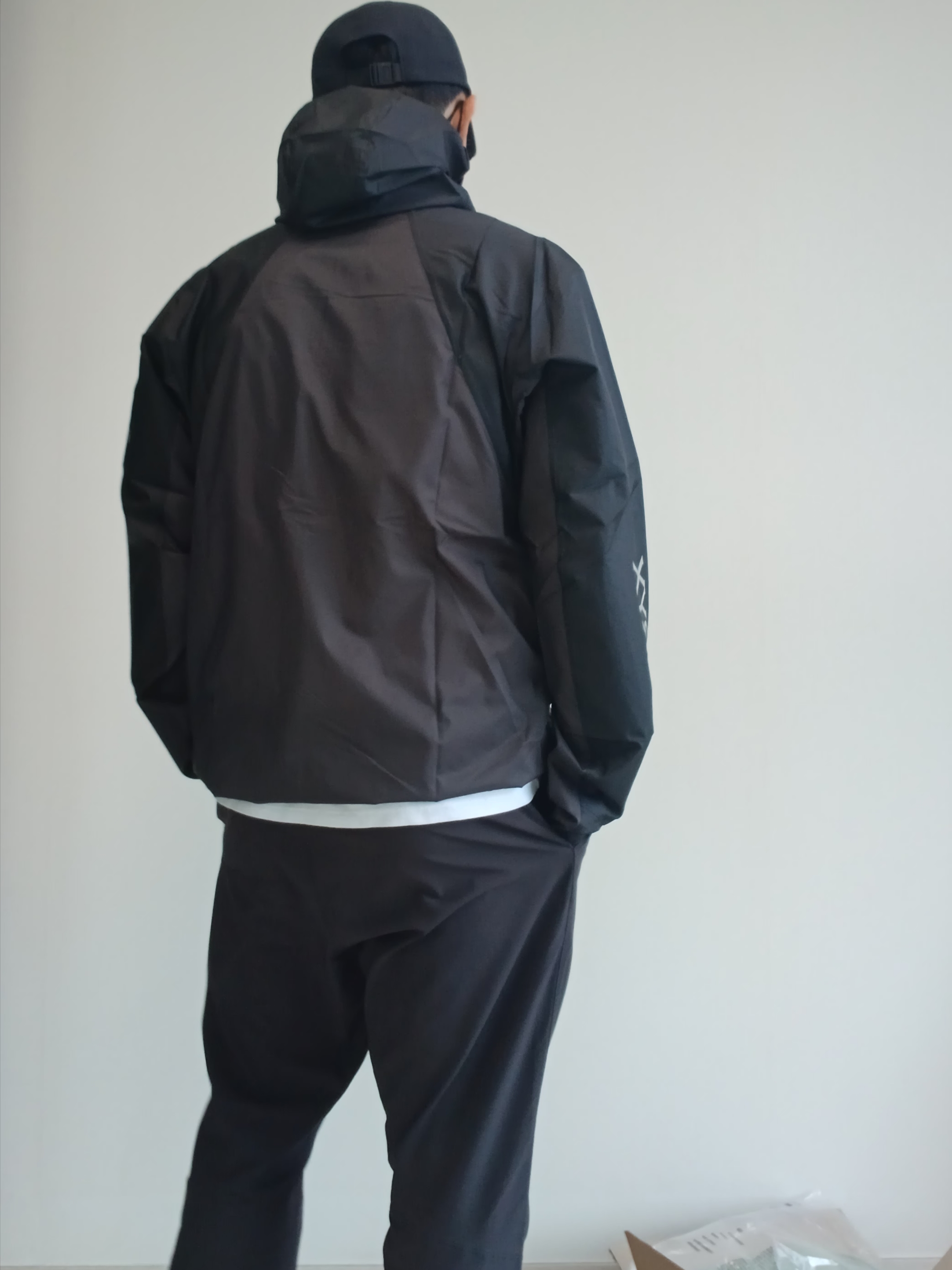 Patagonia Terrebonne Joggers Black, Arc'teryx Kragg SL Cotton Bird Word SS T-Shirt White Light Black 착용 스타일 - 8