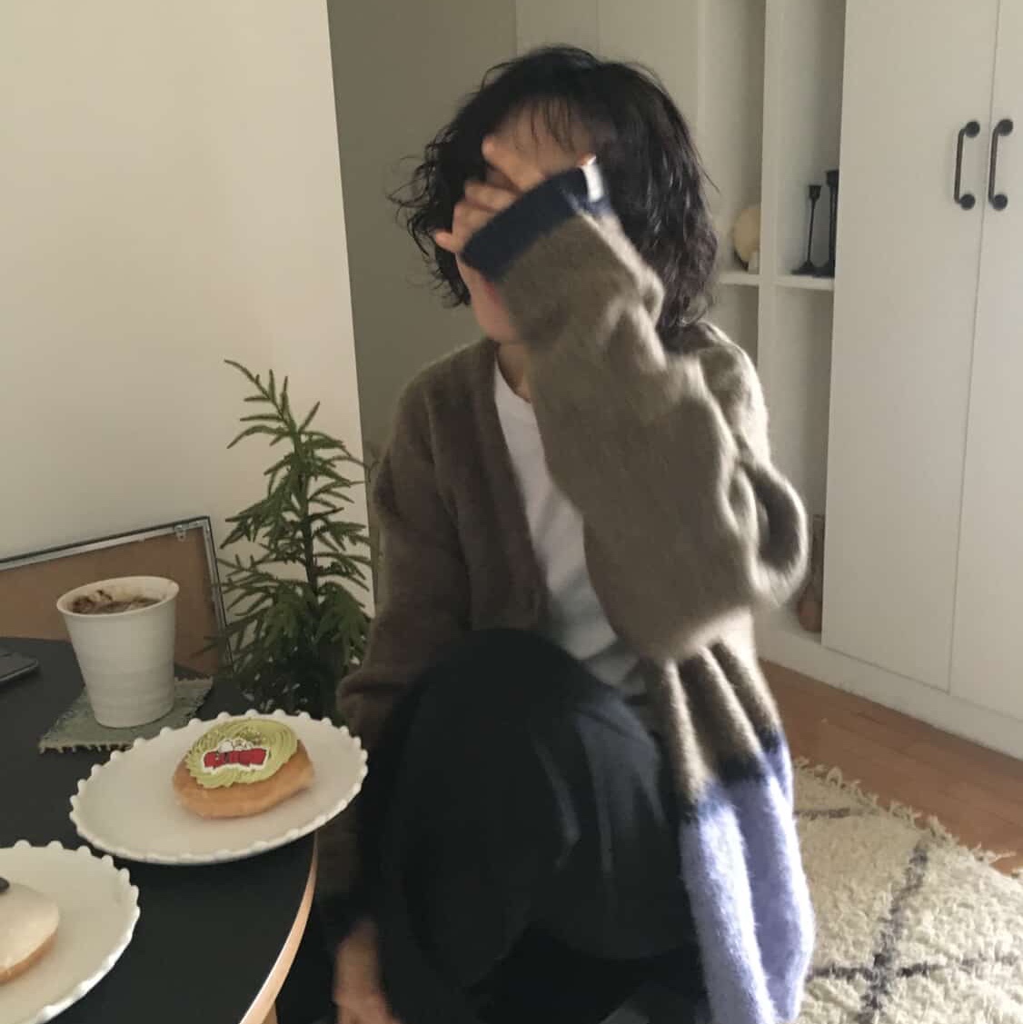 GONHEE LAY KNIT CARDIGAN_Khaki 착용 스타일 - 2