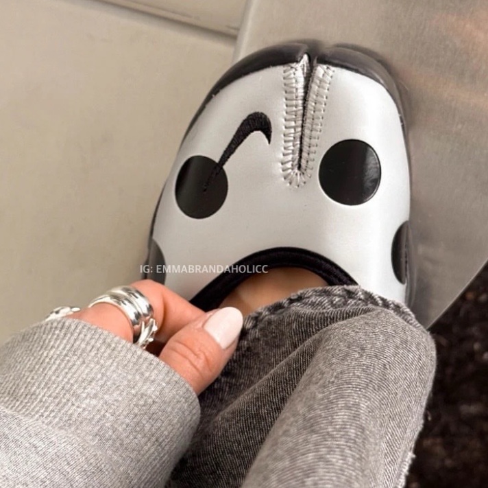 (W) Nike Air Rift Black Metallic Silver 착용 스타일 - 2