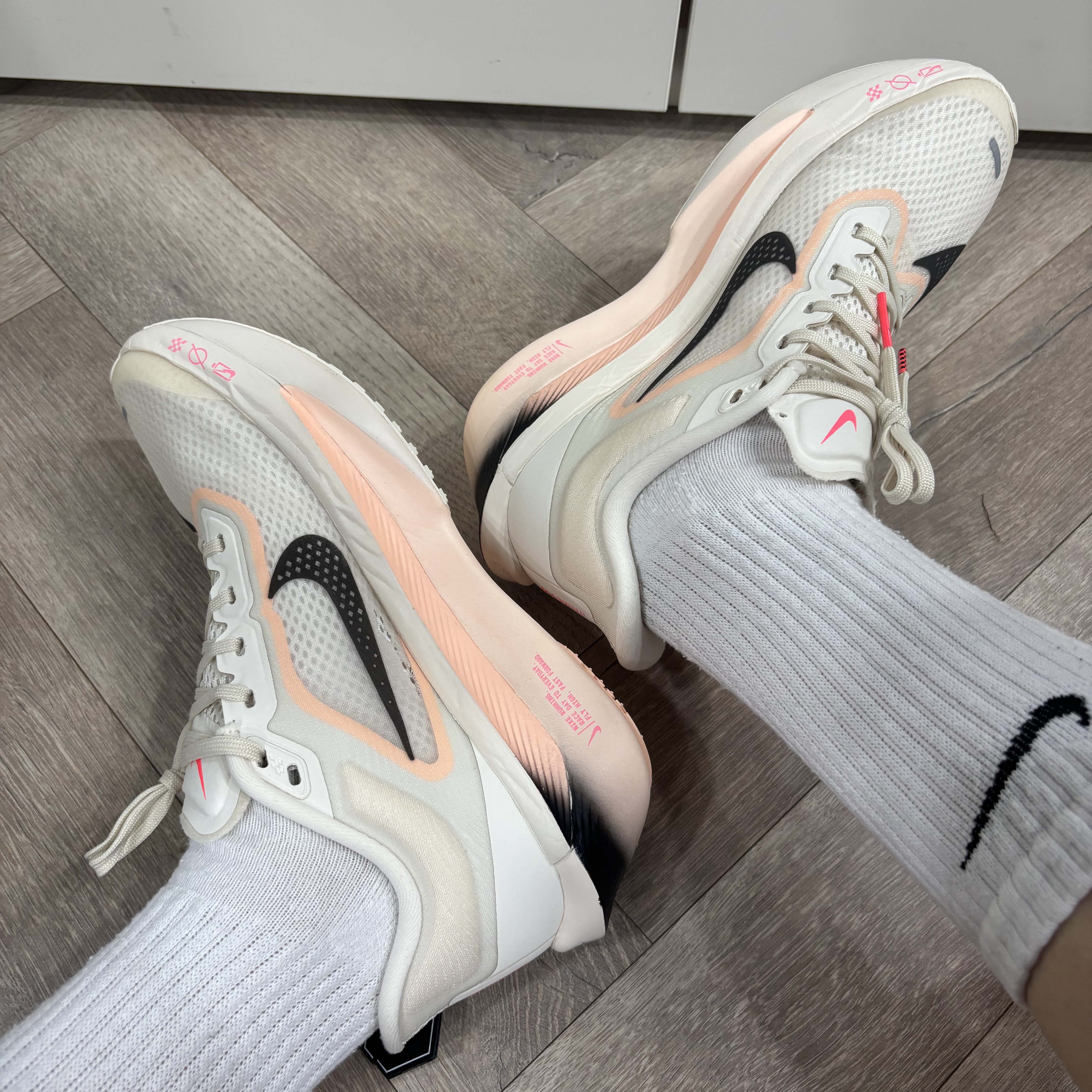 (W) Nike Zoom Fly 6 Pale Ivory Crimson Tint 착용 스타일 - 1