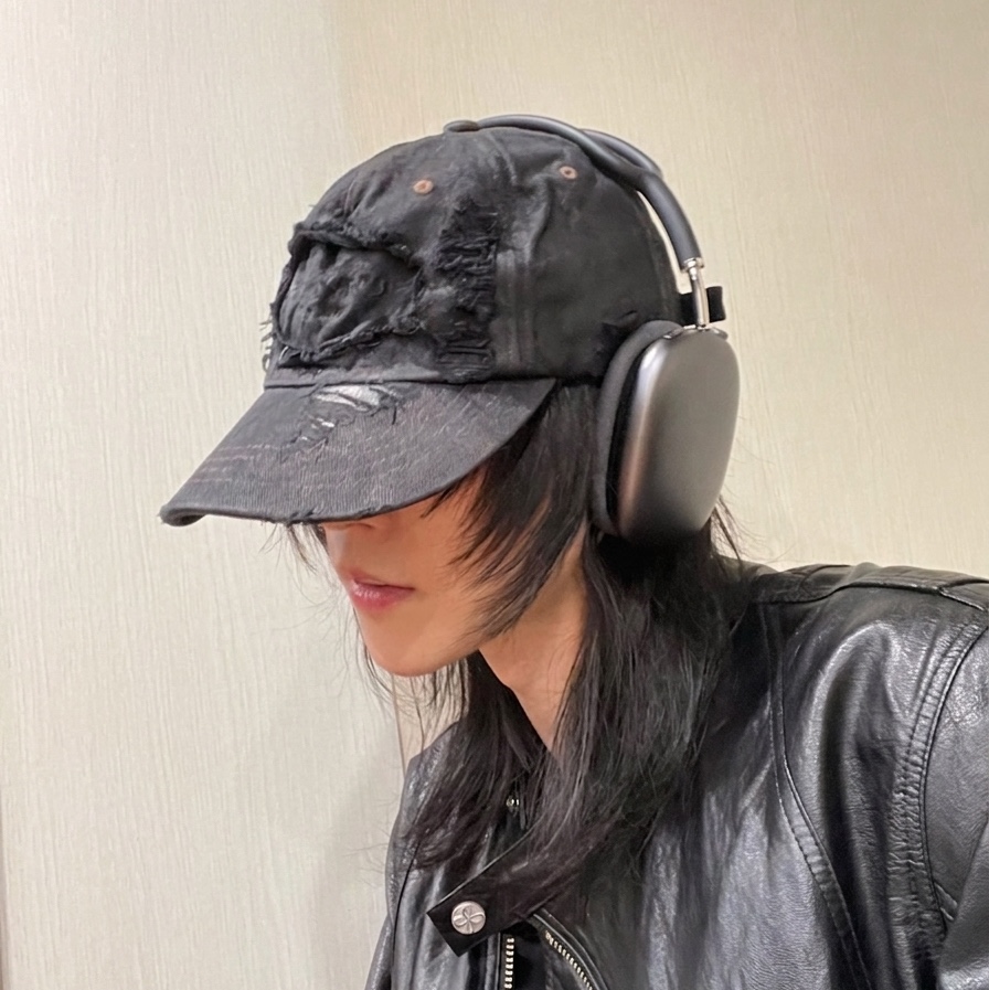 Surgery Destroyed Denim Cap Wax Coating, Apple AirPods Max Lightning Space Gray (Korean Ver.) 착용 스타일