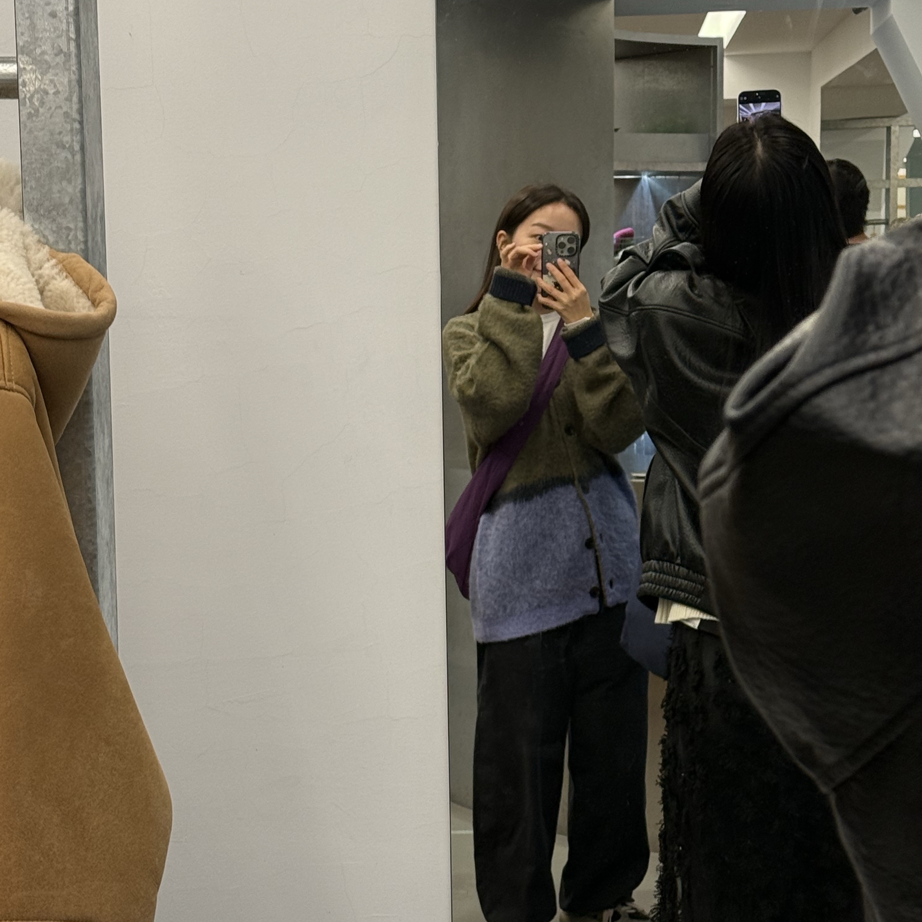 GONHEE LAY KNIT CARDIGAN_Khaki 착용 스타일