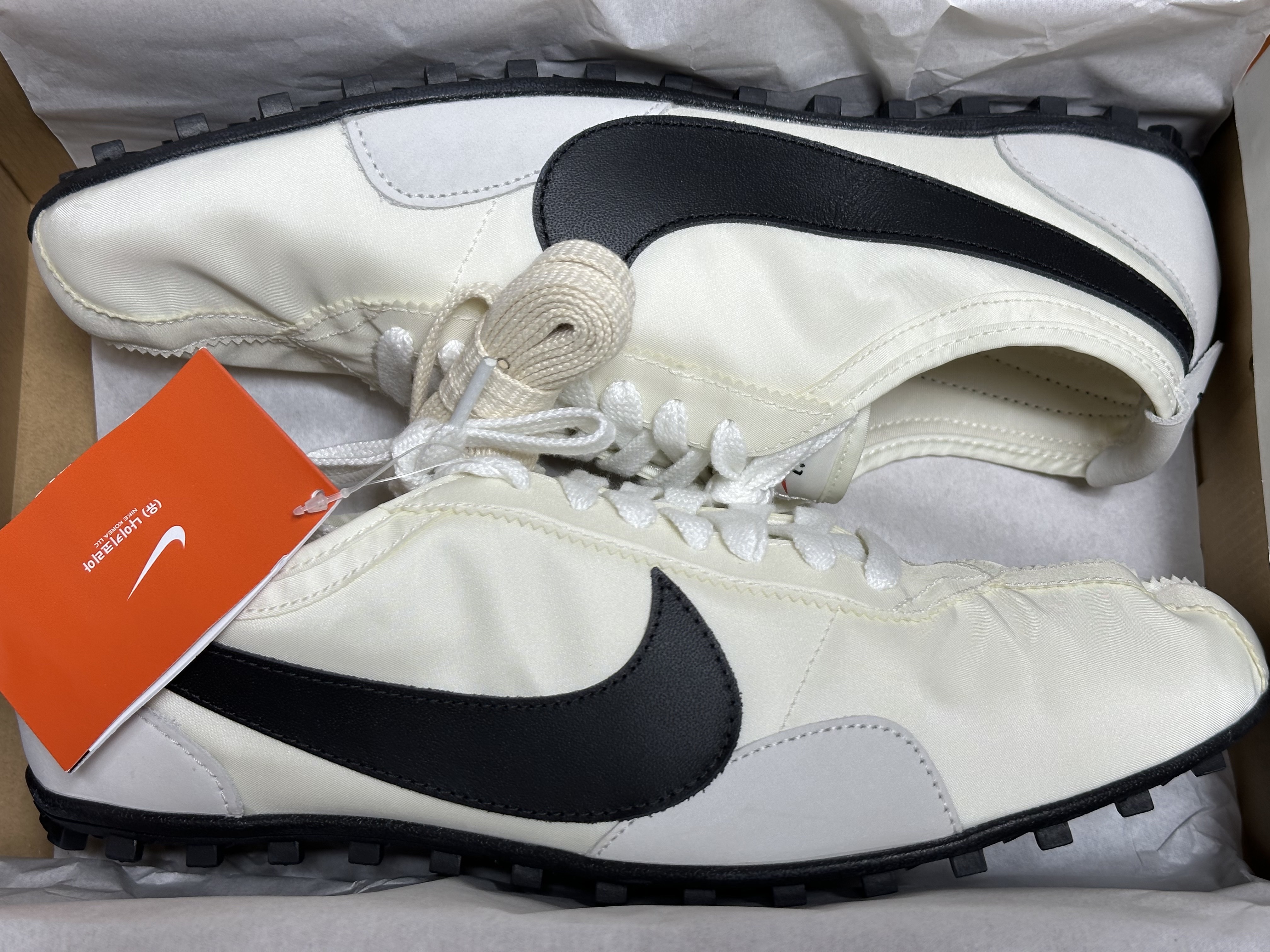 (W) Nike Moon Shoe Soft Pearl and Black 착용 스타일 - 1