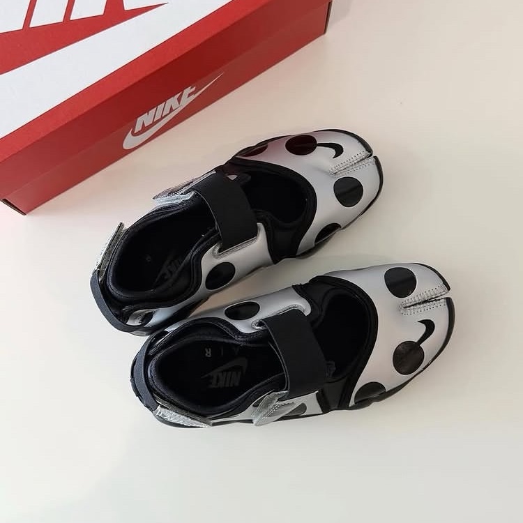 (W) Nike Air Rift Black Metallic Silver 착용 스타일 - 3