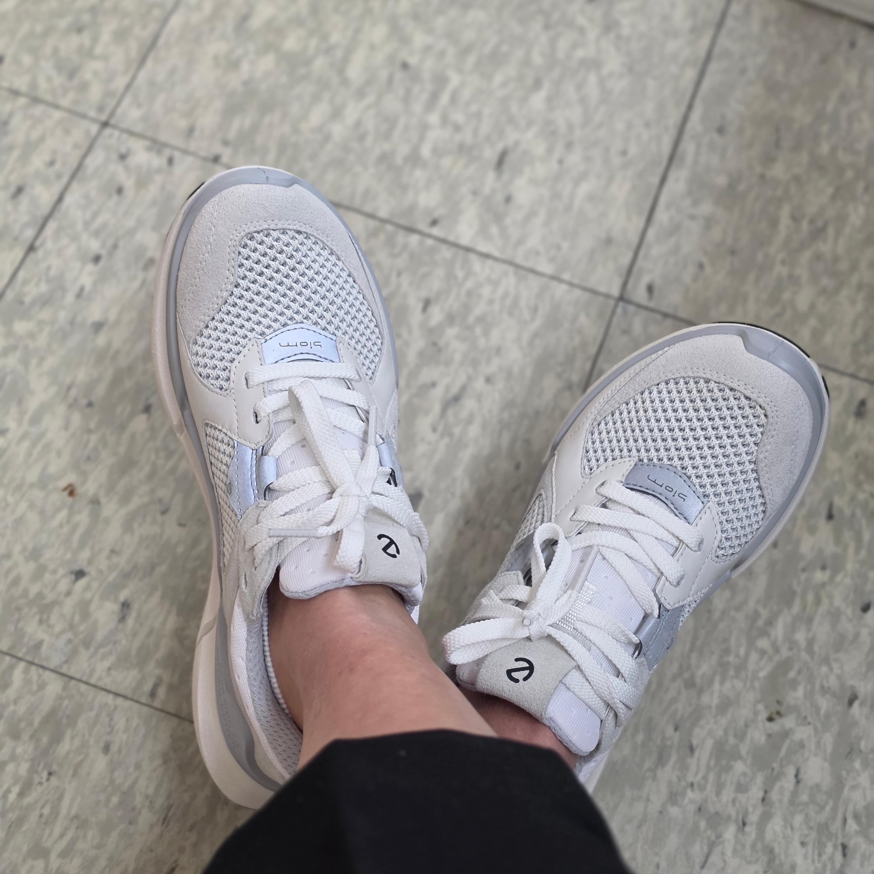 (W) Ecco Biom 2.2 Sneakers White 착용 스타일 - 2
