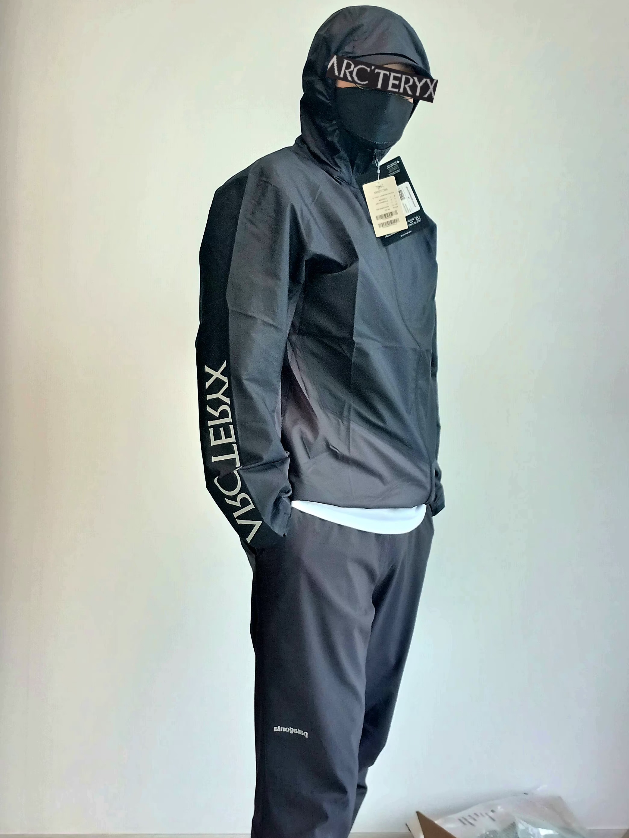 Patagonia Terrebonne Joggers Black, Arc'teryx Kragg SL Cotton Bird Word SS T-Shirt White Light Black 착용 스타일 - 1