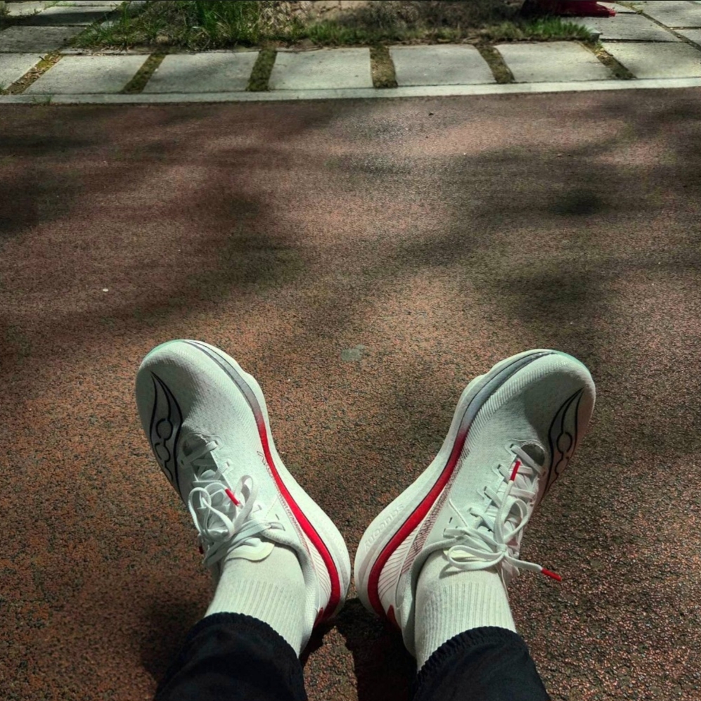 Saucony Endorphin Azura White Salsa 착용 스타일