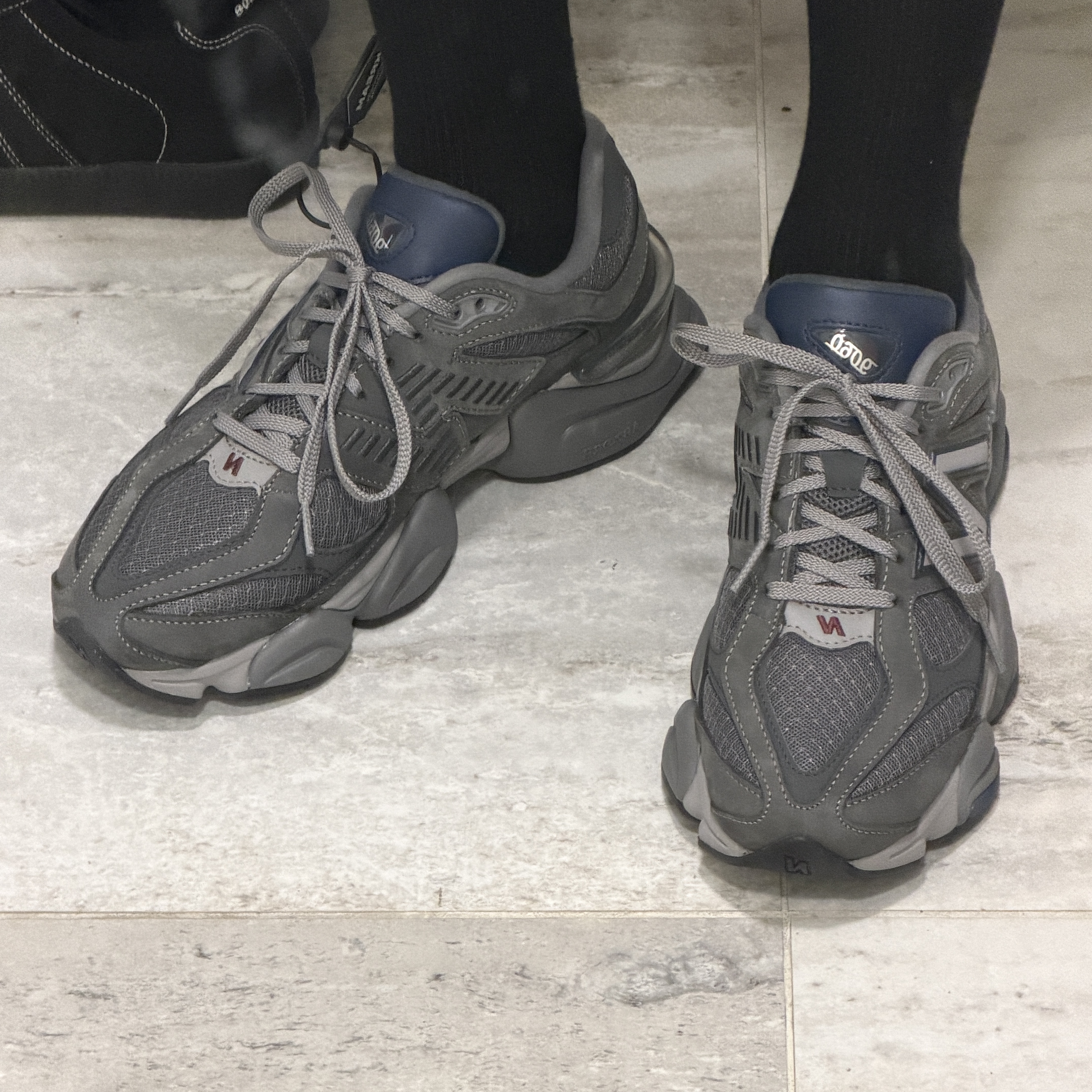 New Balance 9060 Castlerock Navy Silver Metallic 착용 스타일 - 3