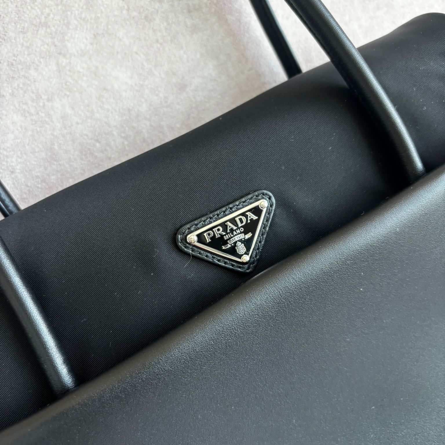 Prada Passage Medium Leather Bag with Re-Nylon Flap Black 착용 스타일 - 4