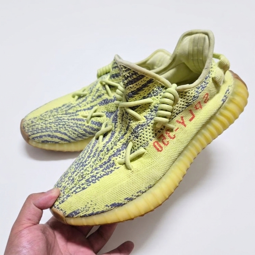 Adidas Yeezy Boost 350 V2 Semi Frozen Yellow 착용 스타일