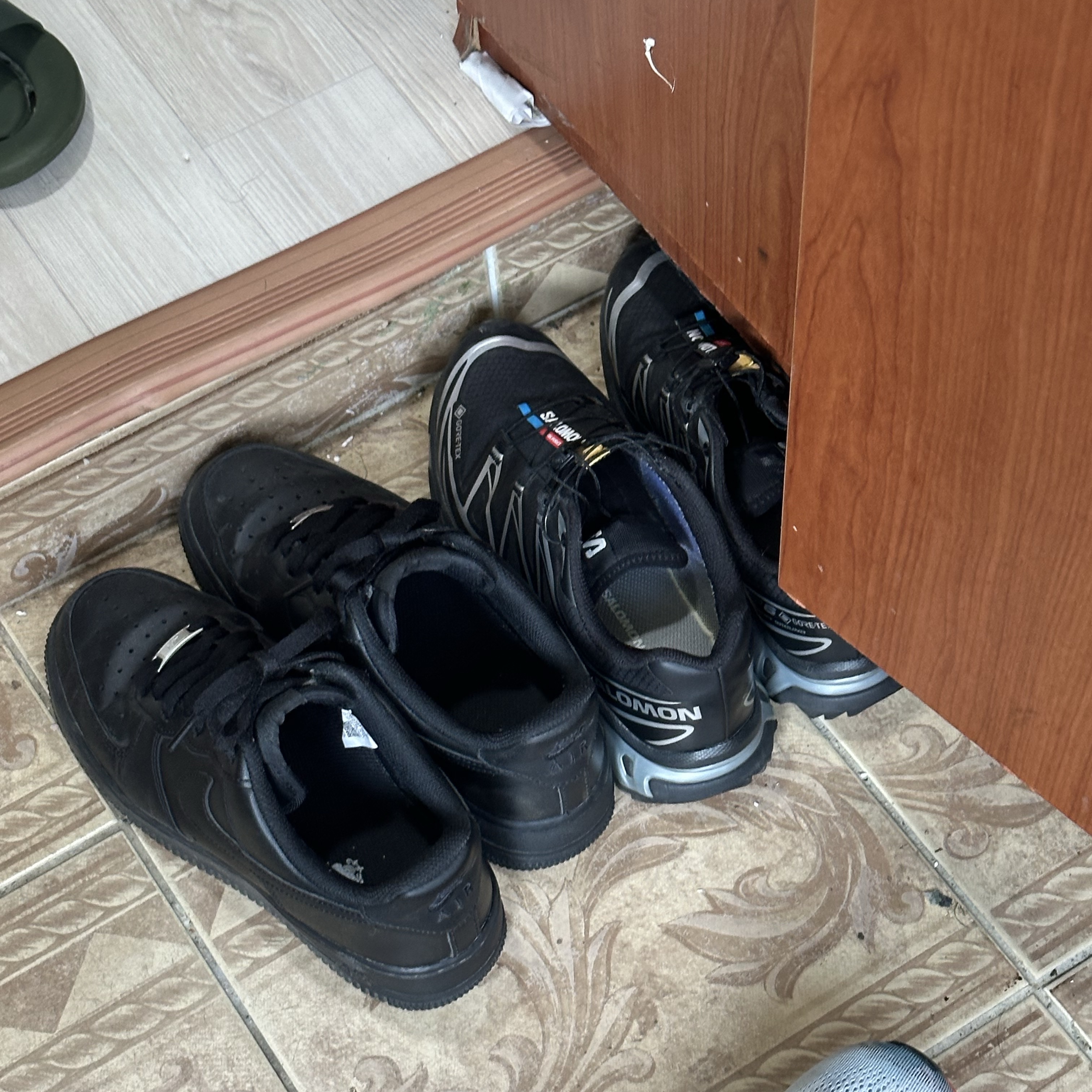 Salomon XT-6 GTX Black Silver, Nike Air Force 1 '07 Low Triple Black 착용 스타일