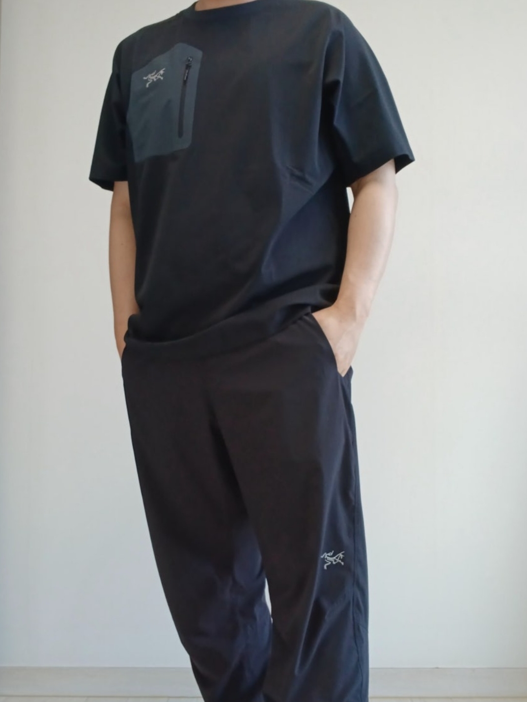 Arc'teryx Konseal Pocket SS T-Shirt Black Grey, Arc'teryx Konseal Pocket T-Shirt Black Grey 착용 스타일 - 1
