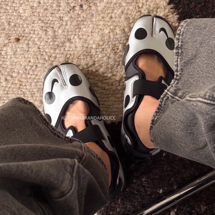 (W) Nike Air Rift Black Metallic Silver 착용 스타일 - 1
