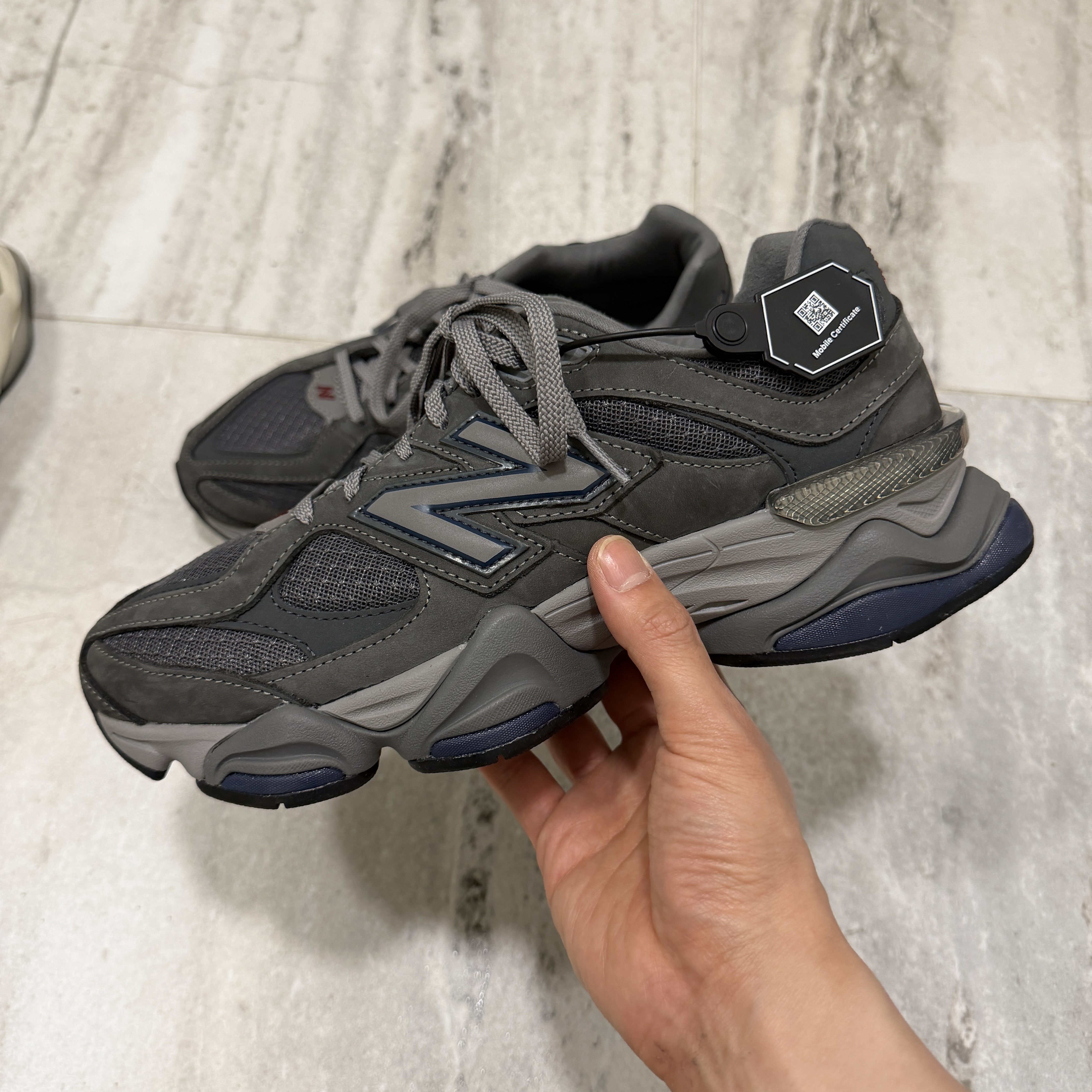 New Balance 9060 Castlerock Navy Silver Metallic 착용 스타일 - 1