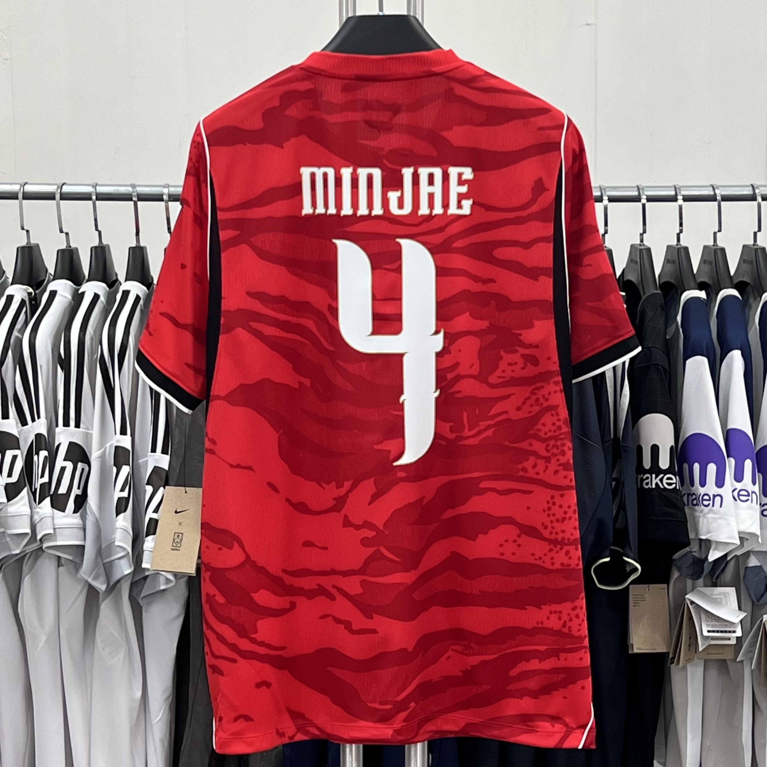 Nike Korea 2026 Stadium Home Dri-Fit Soccer Replica Jersey Global Red Black (Non Marking Ver.), Nike Korea 2023/24 Dri-Fit Stadium Away Replica Jersey Black Pink Glow - Asia (Non Marking Ver.) 착용 스타일 - 1