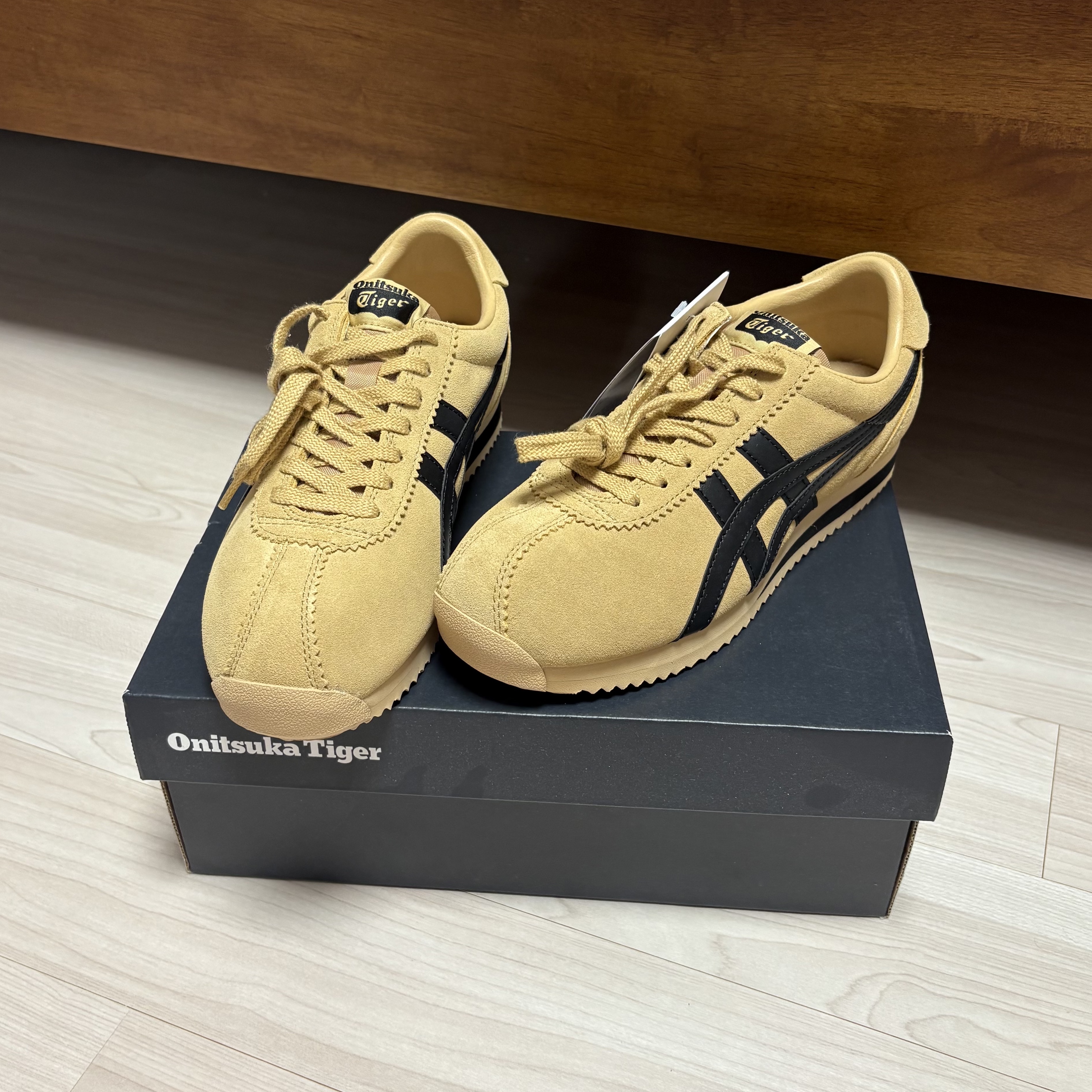 Onitsuka Tiger Tiger Corsair Camel Beige Black 착용 스타일 - 1