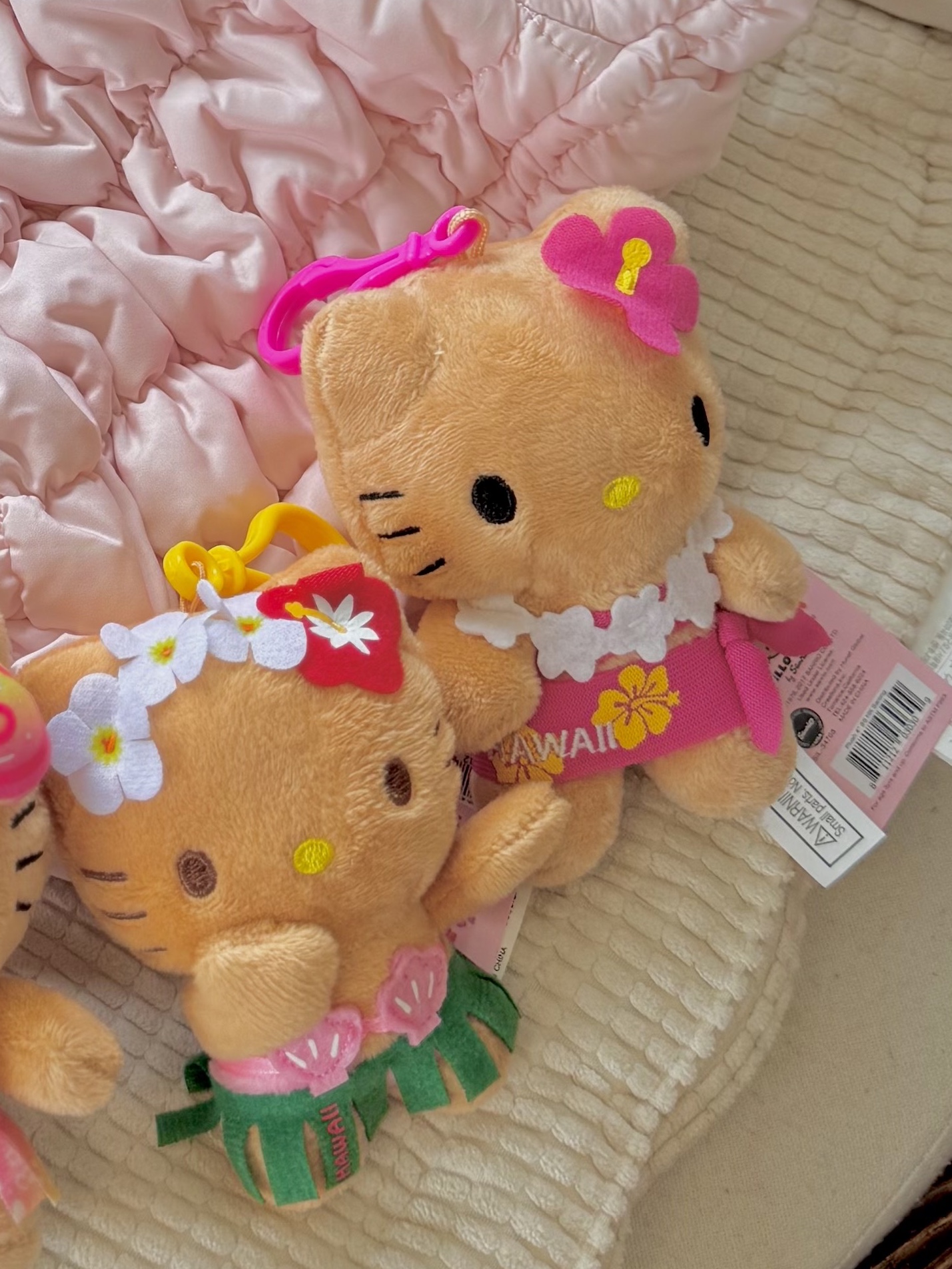 Sanrio Hello Kitty Sarong 4" Hawaii Series Plush, COS Quilted Mini Bag Pink 착용 스타일 - 2