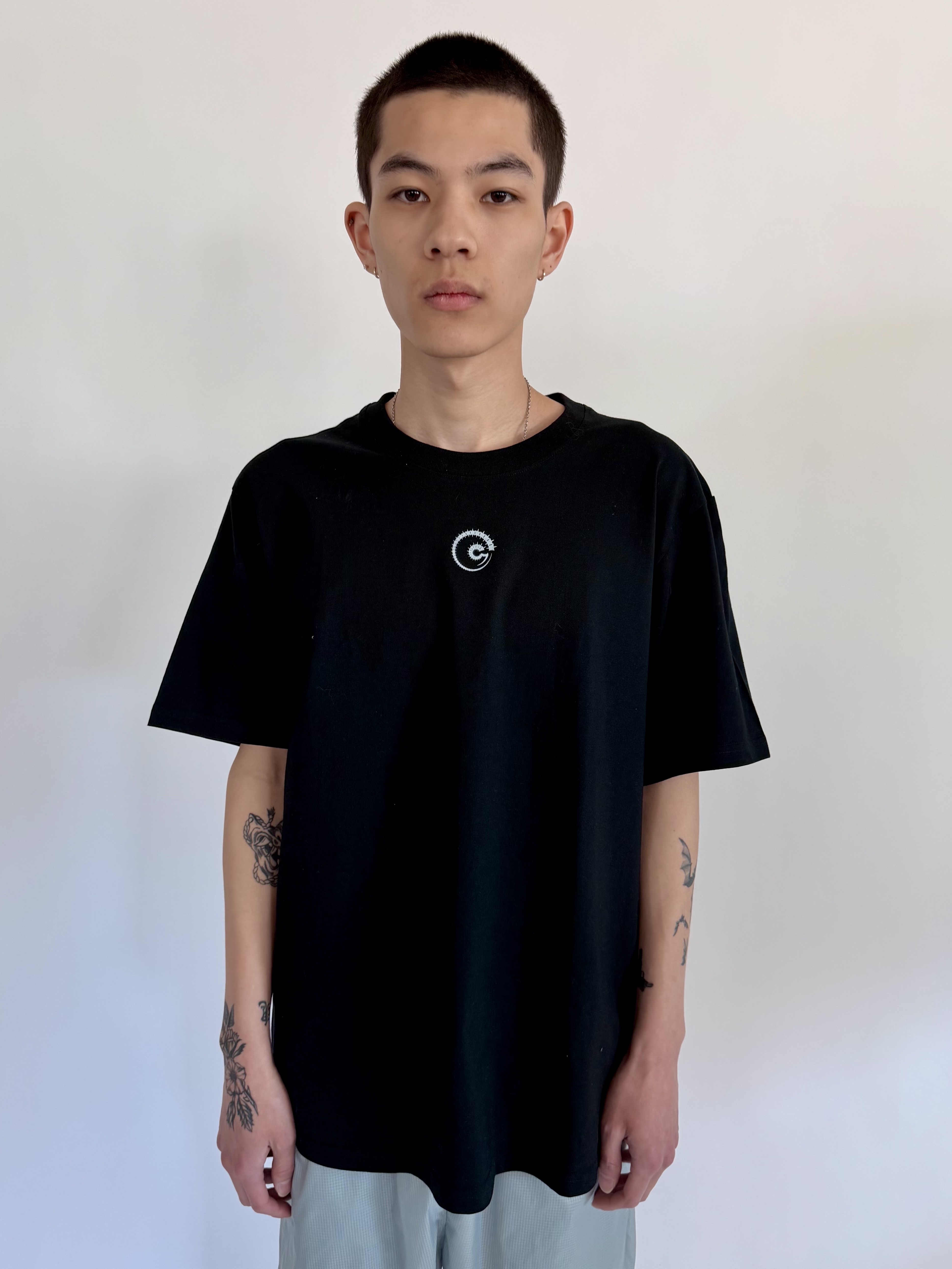 THE WARLD Bone Warld Logo Cotton Tee Black 착용 스타일 - 1
