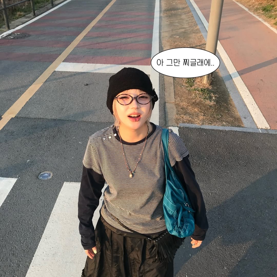 MAINBOOTH Button Turban Beanie BLACK, MAINBOOTH Layered Border T-shirt NAVY 착용 스타일 - 6