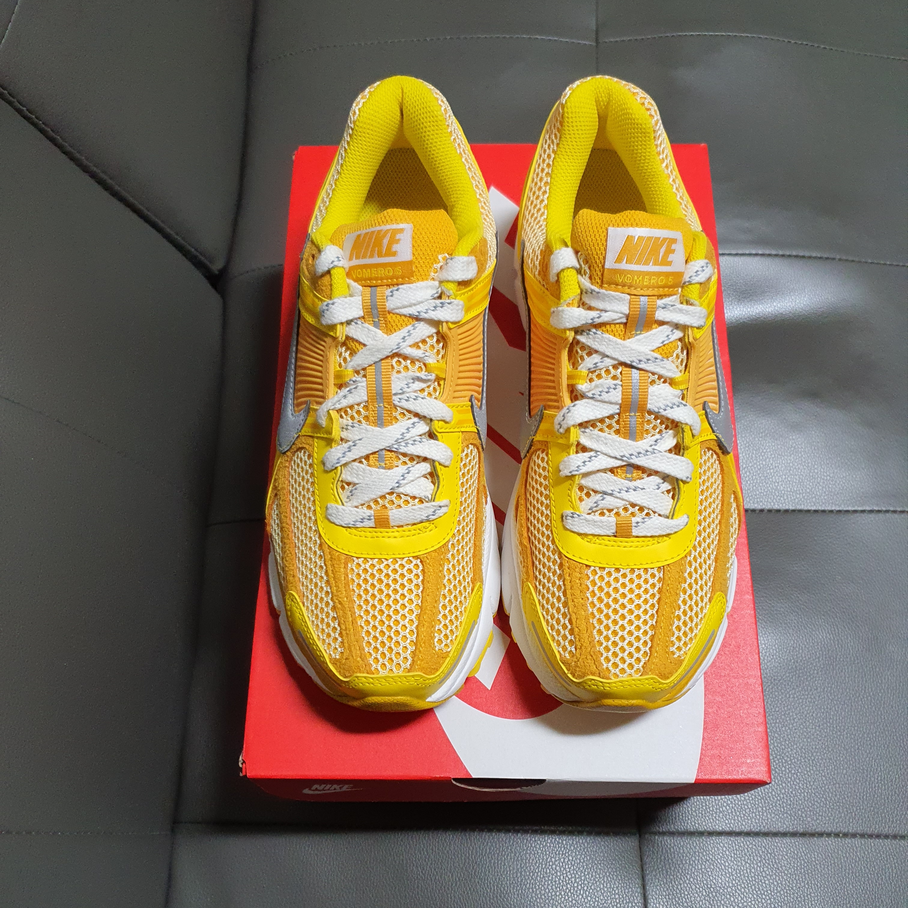 Nike Zoom Vomero 5 Yellow Ochre 착용 스타일