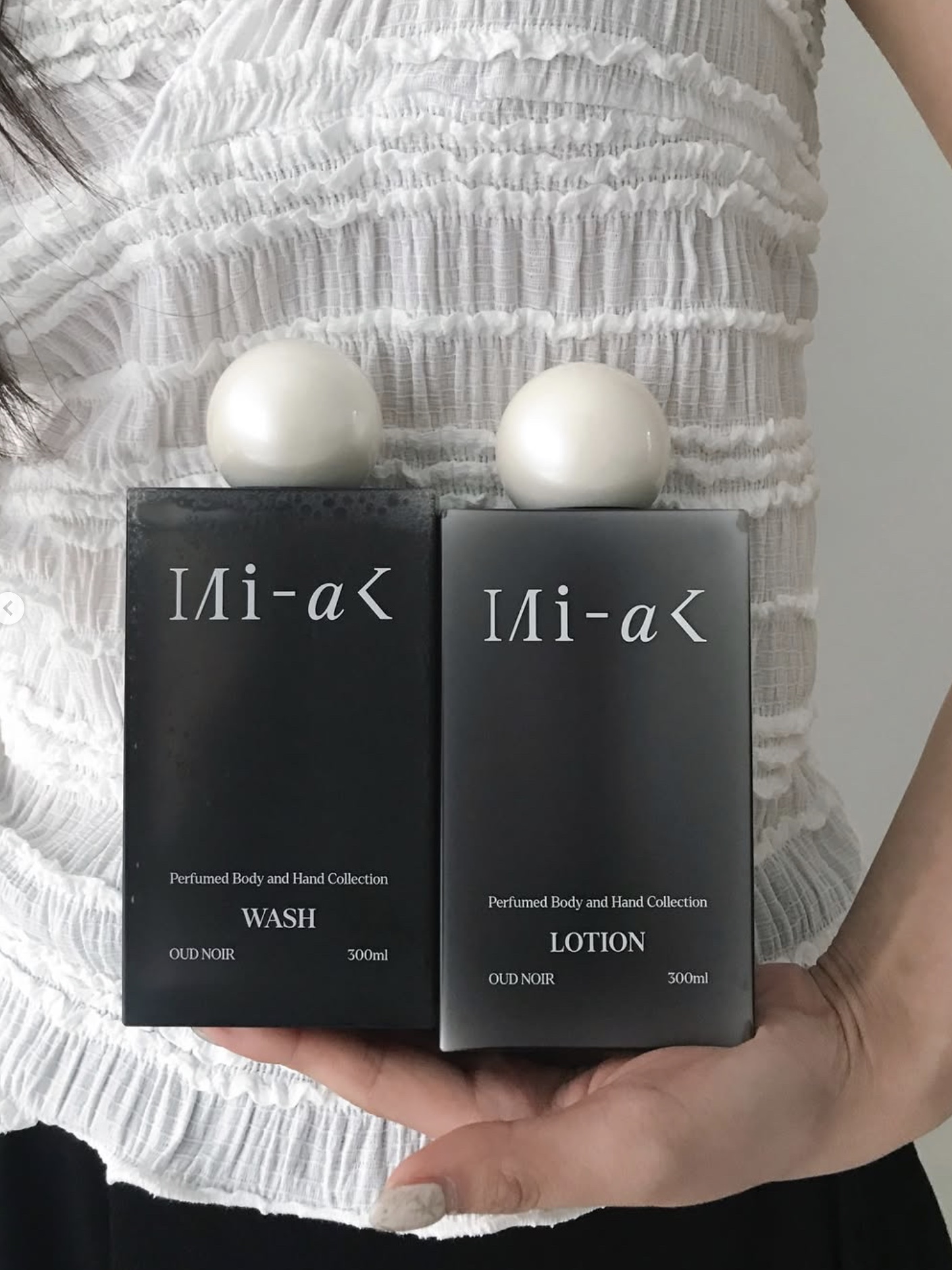 MIHAK OUD NOIR Perfumed Body & Hand Wash 300ml, MIHAK OUD NOIR Perfumed Body & Hand Lotion 300ml 착용 스타일 - 2