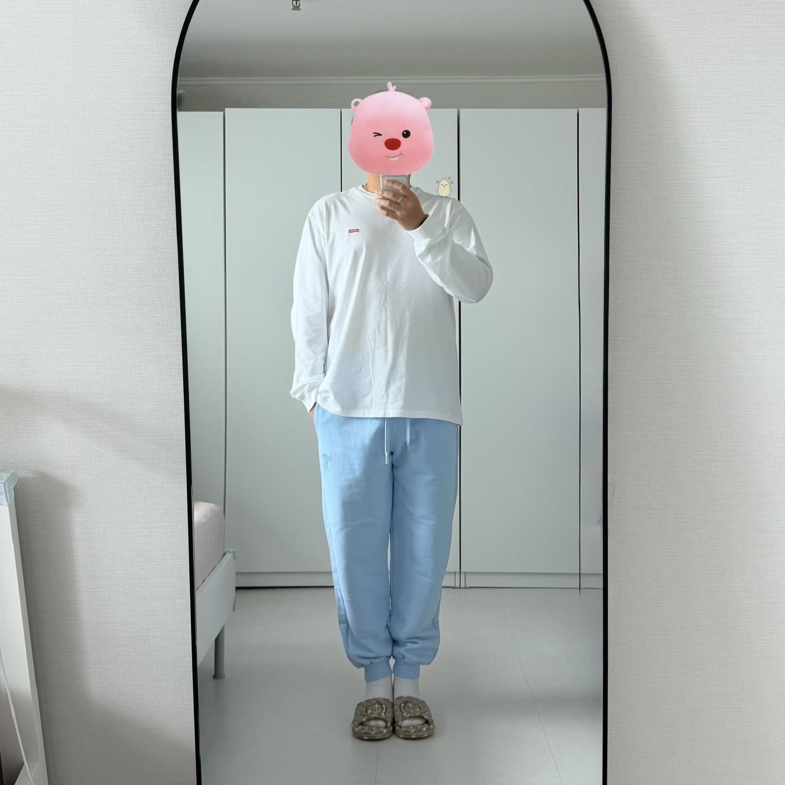 Supreme Small Box LS T-Shirt White - 24SS, AMI de Coeur Track Pants Sky Blue 착용 스타일 - 2
