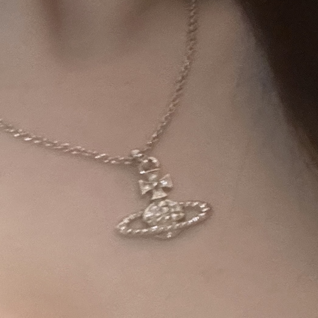 Vivienne Westwood Mayfair Bas Relief Pendant Silver 착용 스타일