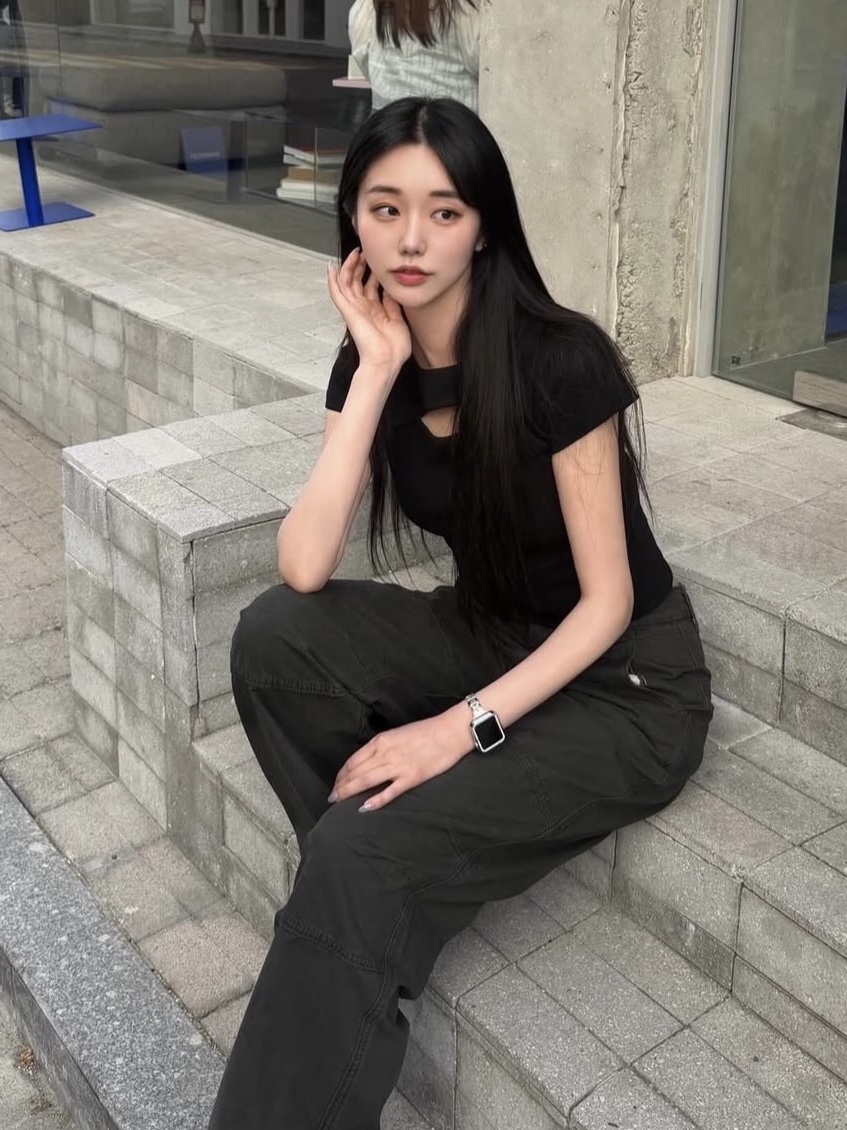 PHOS333 W Slim Fit Slit T-Shirt Black 착용 스타일 - 1