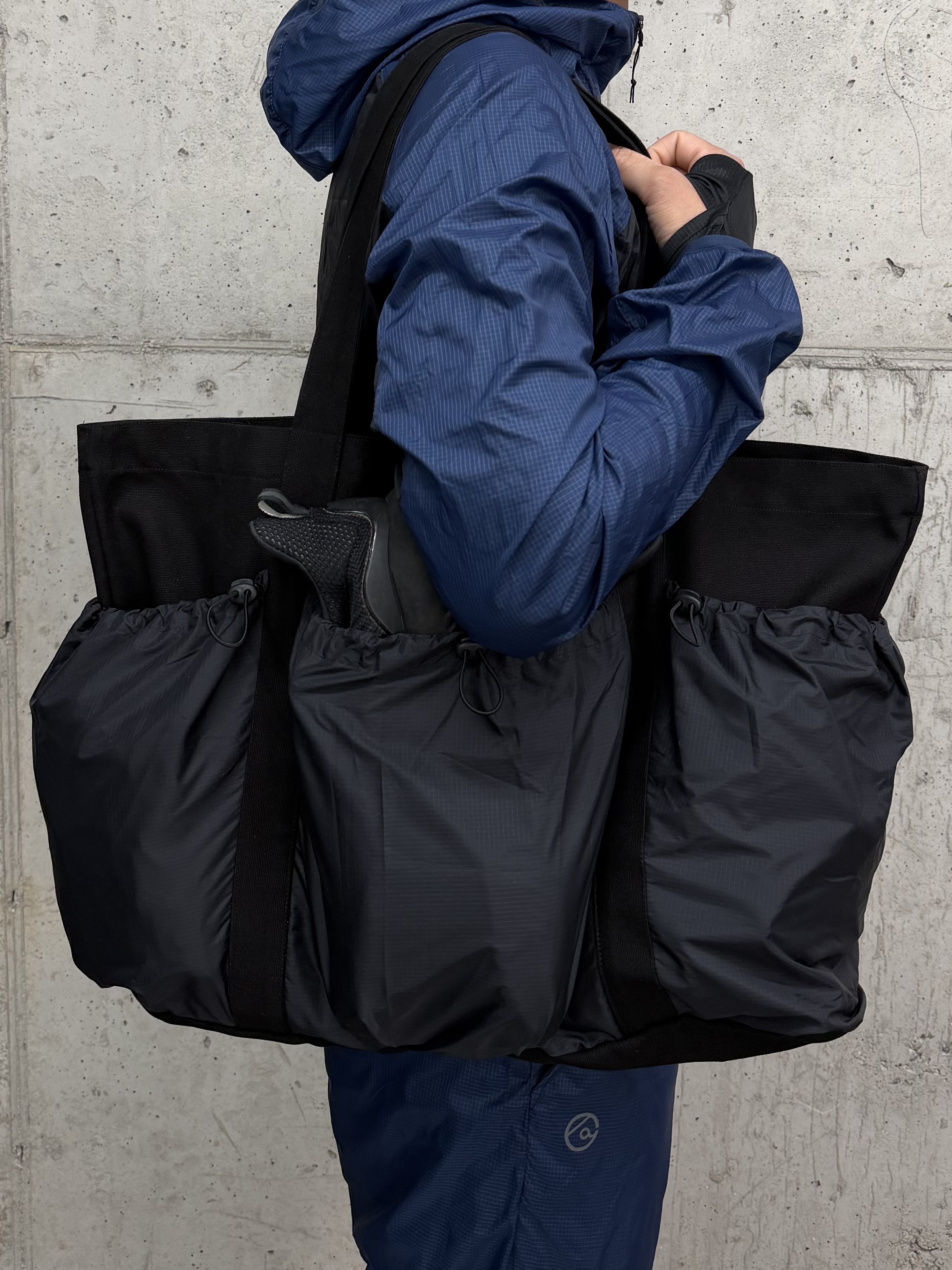 THE WARLD C.N Tote Bag Black 착용 스타일 - 3