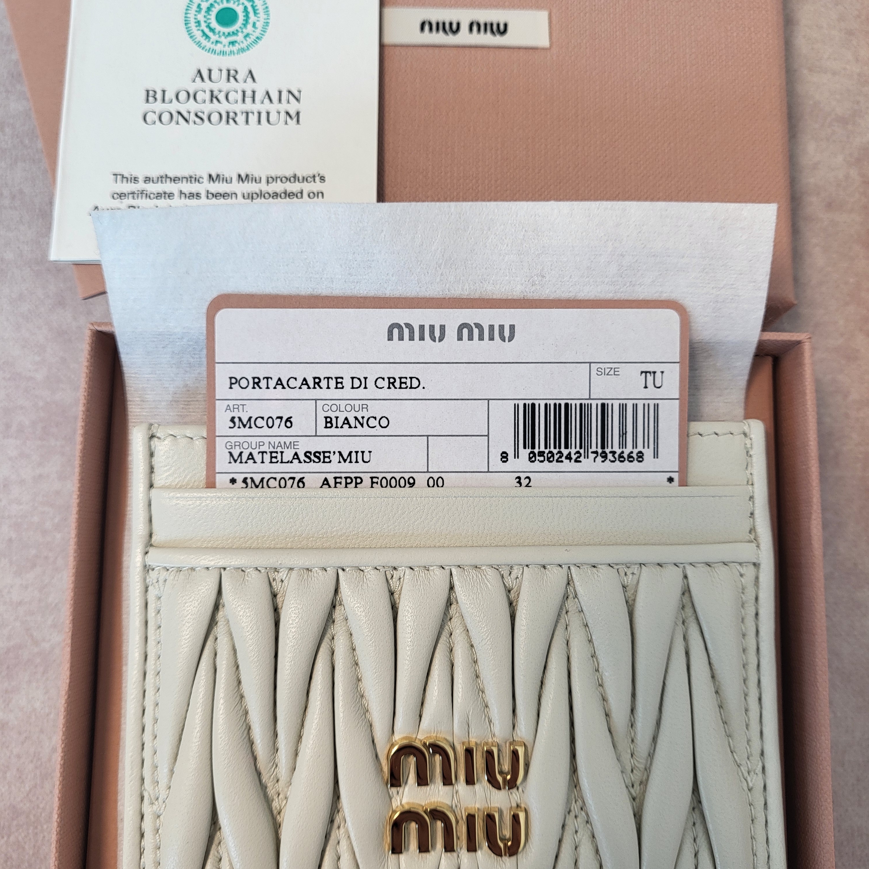 Miu Miu Matelasse Nappa Leather Card Holder White 착용 스타일 - 1