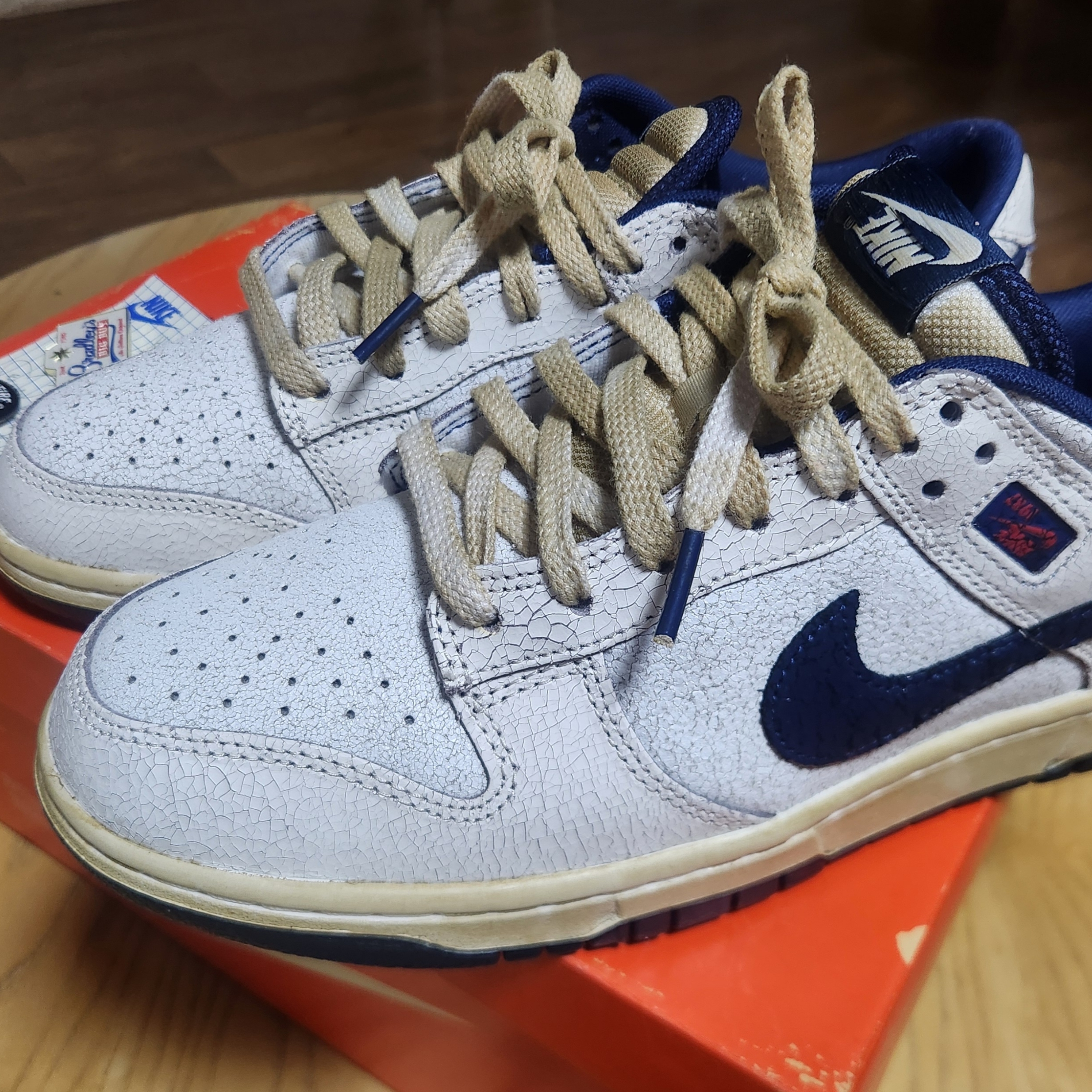 Nike x Stranger Things Dunk Low Phantom and Midnight Navy 착용 스타일