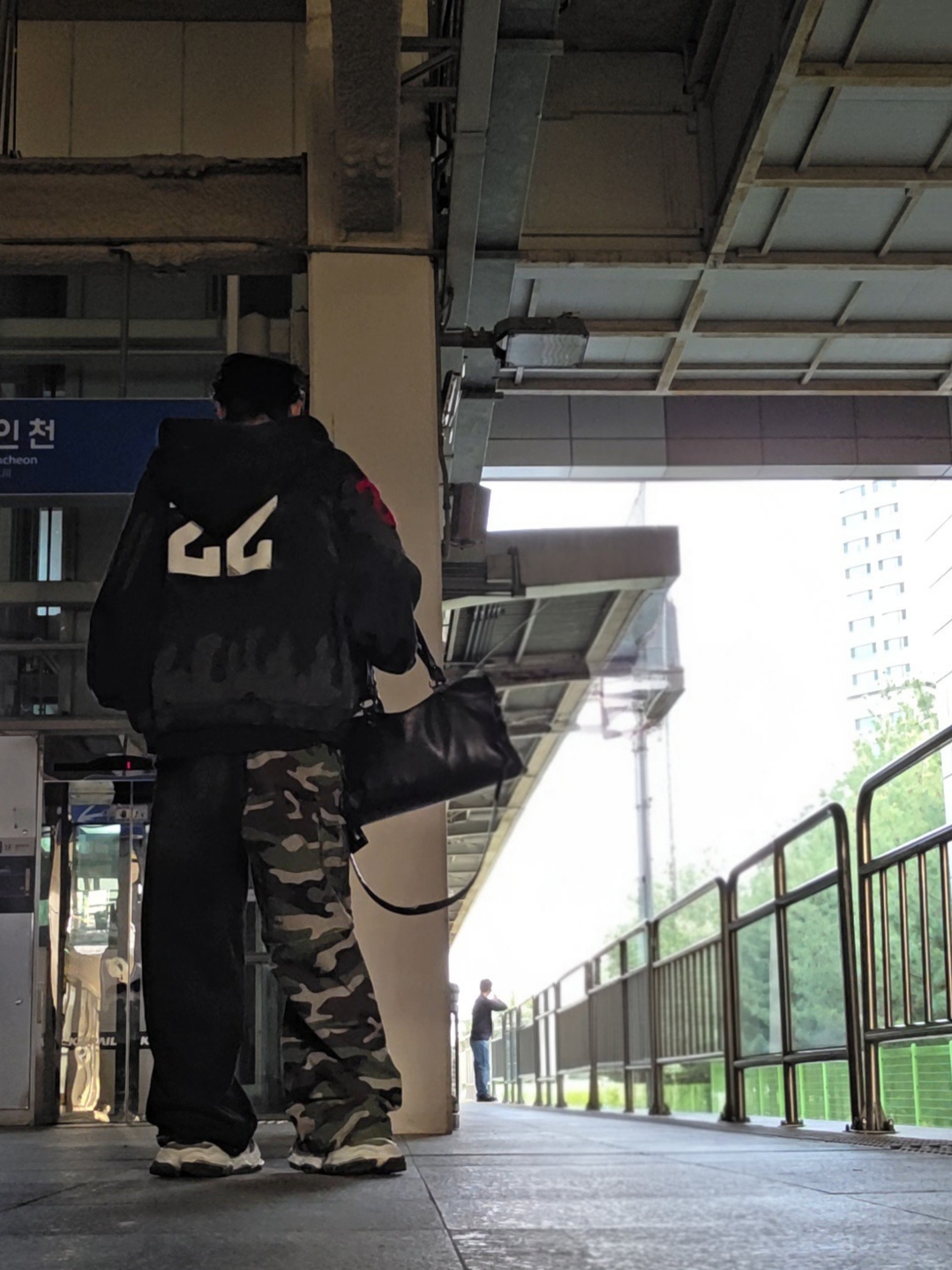 Balenciaga Cargo Sneakers White Grey, Balenciaga Dark Camo Hybrid Baggy Pants Dark Blue 착용 스타일 - 3
