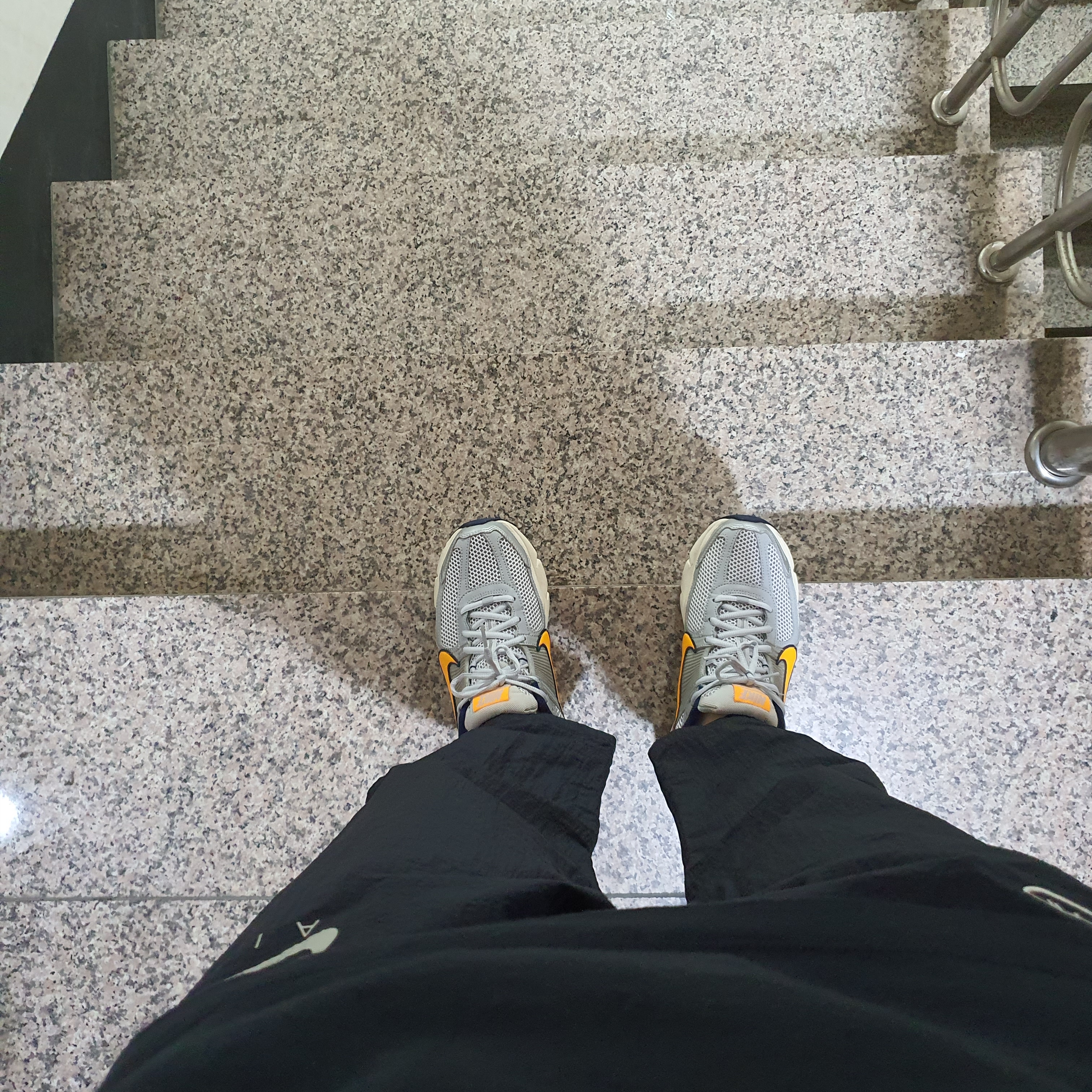 Nike Zoom Vomero 5 Pure Platinum and Laser Orange 착용 스타일