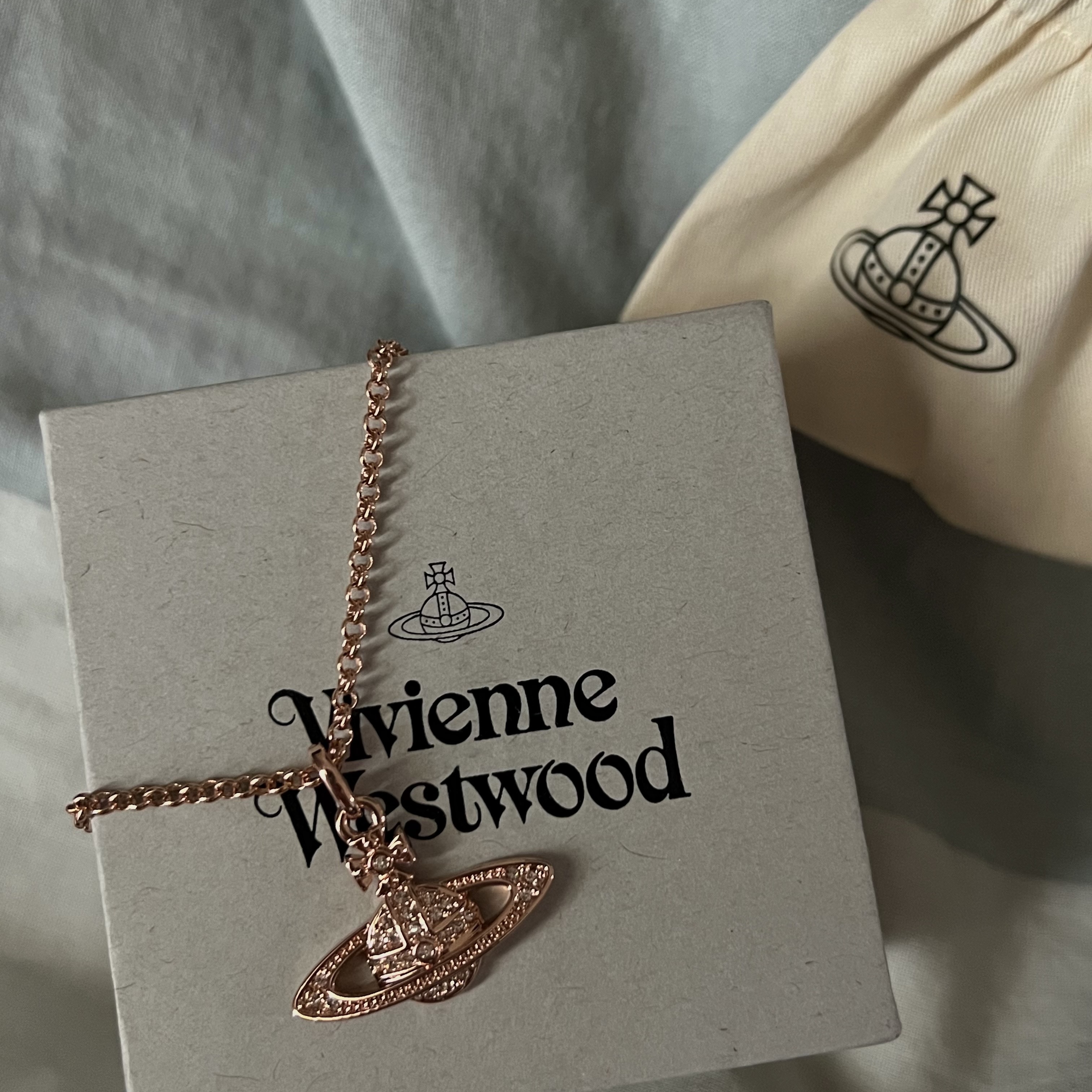 Vivienne Westwood Mini Bas Relief Pendant Pink Gold 착용 스타일