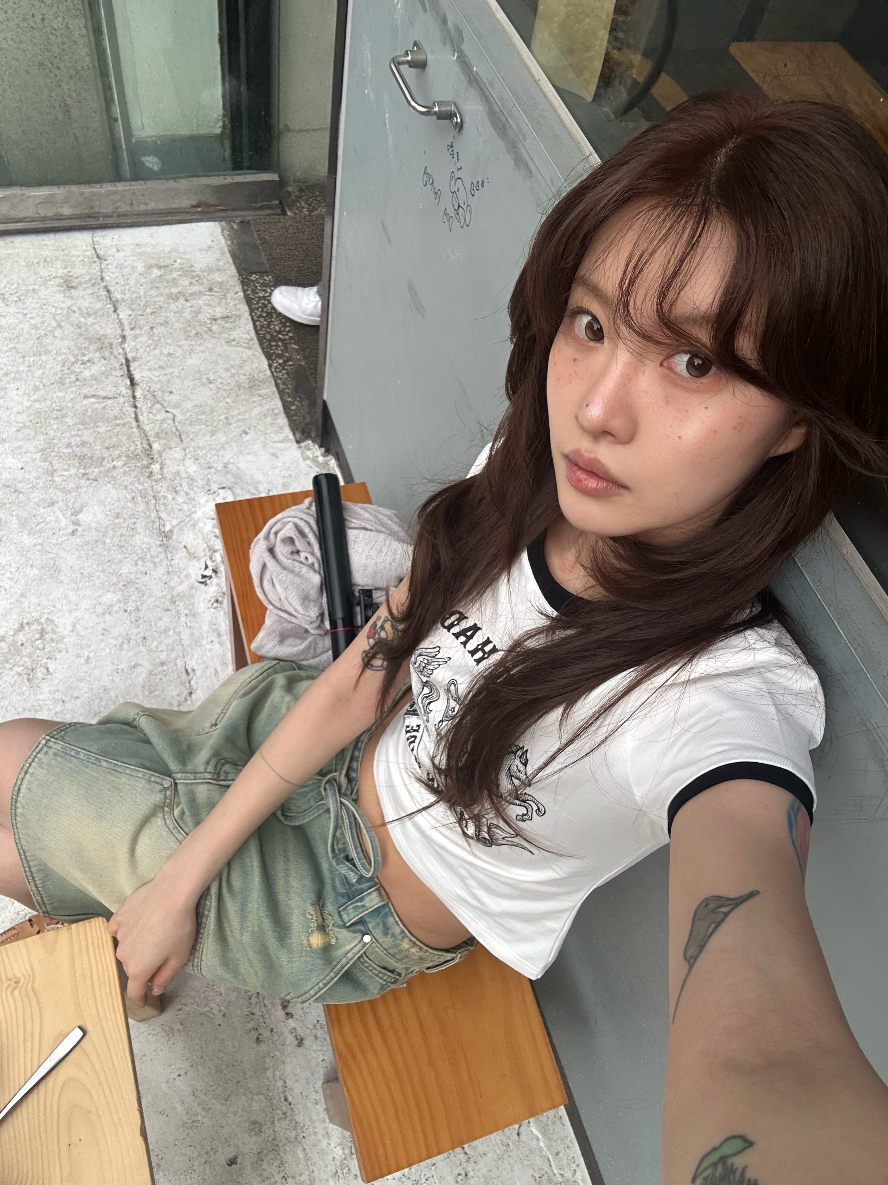 Markgong Women Fun Ride Printed T-Shirt White - 26SS, Markgong Women Blue Denim Cargo Shorts Blue - 26SS 착용 스타일 - 8