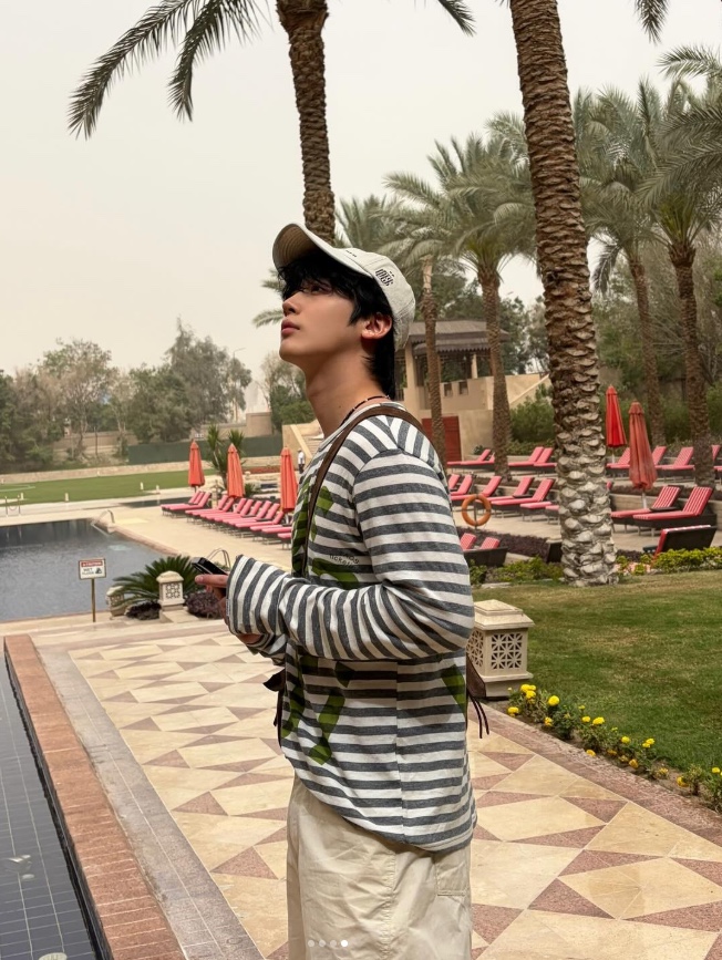 [KREAM 단독] Safarispot Ticketing Stripe Border Tee Gray, [KREAM 단독] Safarispot Ticketing Stripe Border Tee Gray White 착용 스타일 - 1