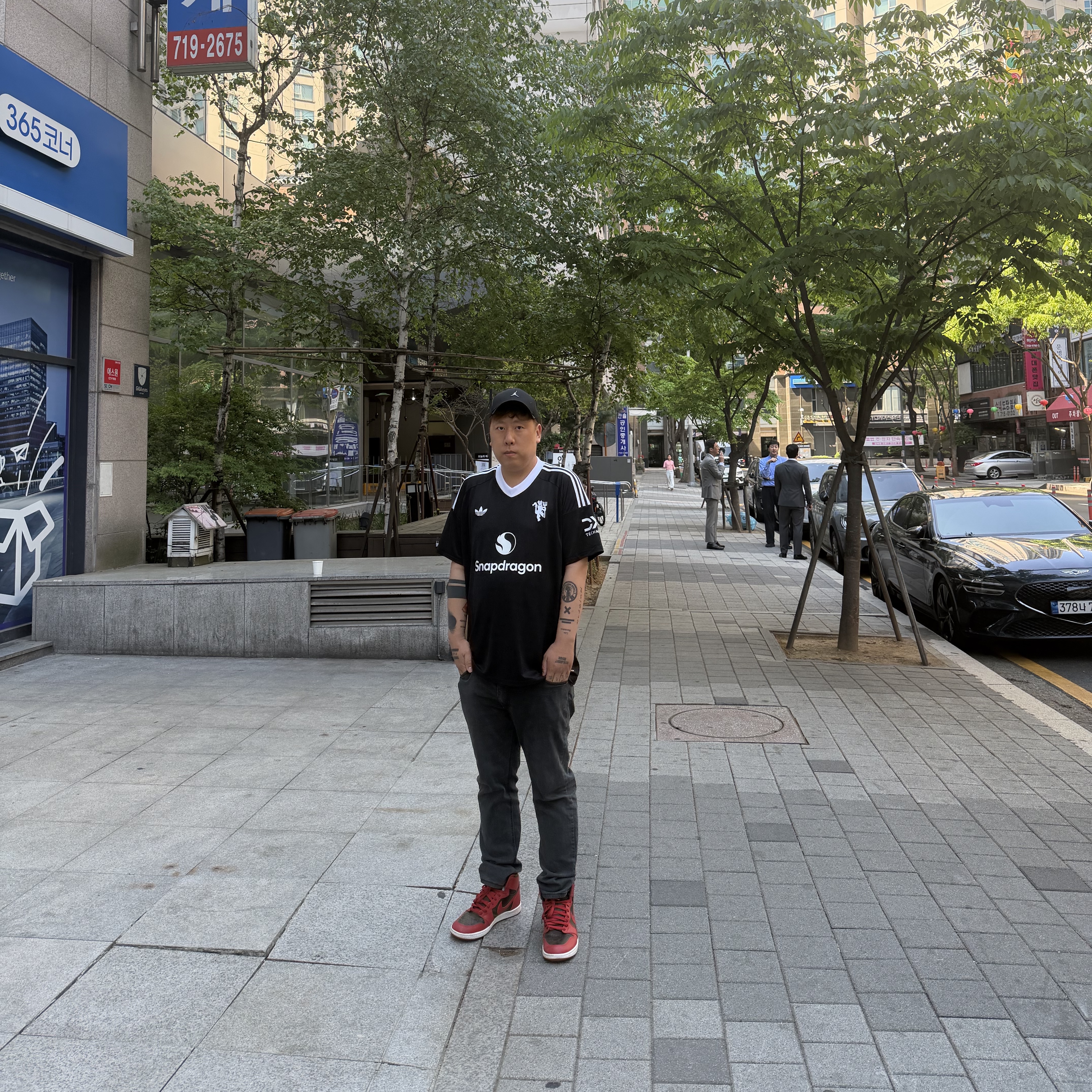Adidas Manchester United 2024/25 Third Goalkeeper Jersey Black - US Sizing 착용 스타일