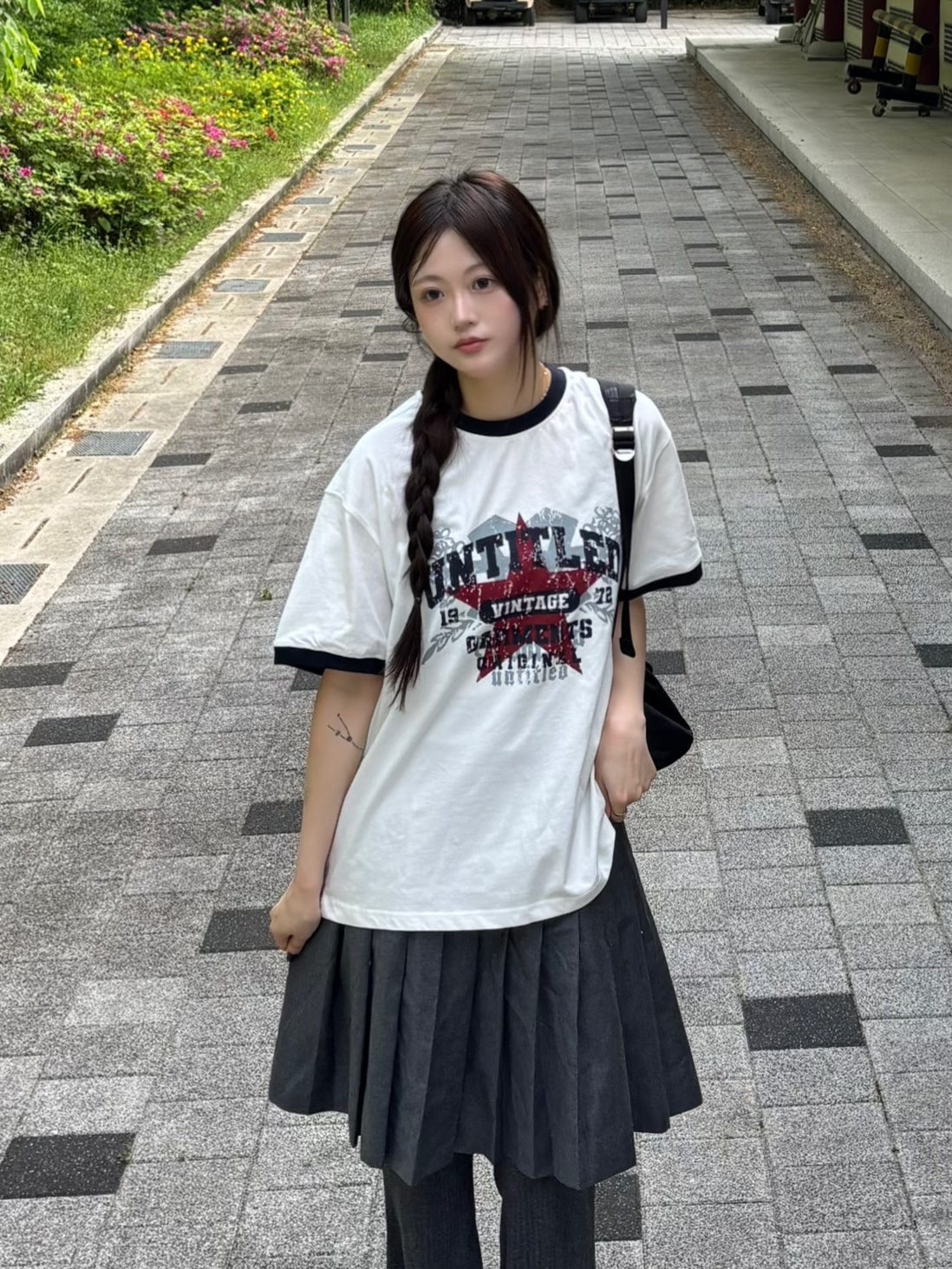 Flavorism VTG Graphic Linger T-shirt White Navy 착용 스타일 - 7