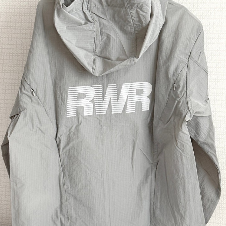 [KREAM 단독] runwhither Windbreaker Jacket V2 Gray 착용 스타일