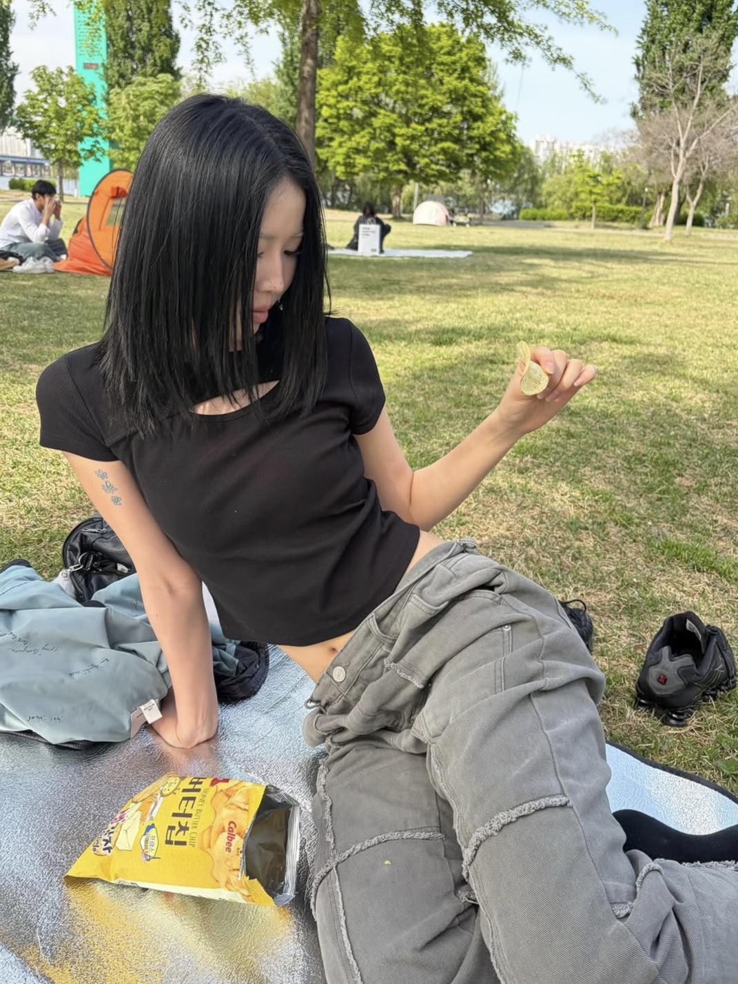 PHOS333 W Slim Fit Slit T-Shirt Black, PHOS333 Double Pocket Incision Jeans Grey 착용 스타일 - 1