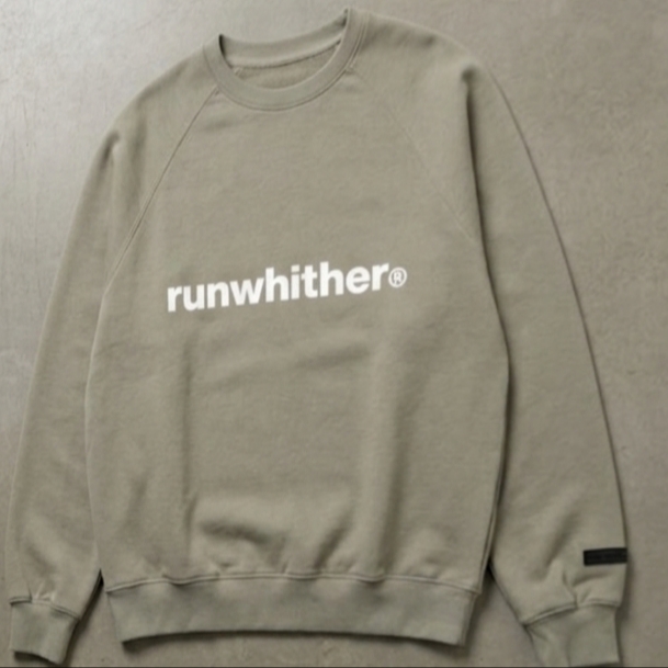 [KREAM 단독] runwhither Crewneck Sweatshirt Light Khaki 착용 스타일