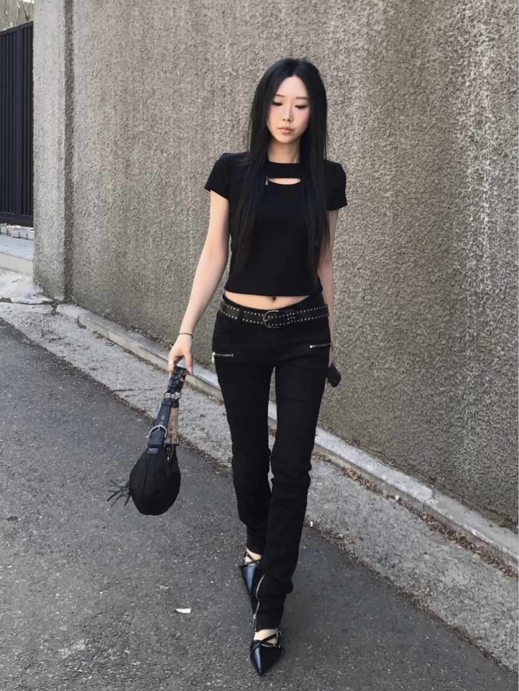 PHOS333 W Slim Fit Slit T-Shirt Black 착용 스타일 - 3