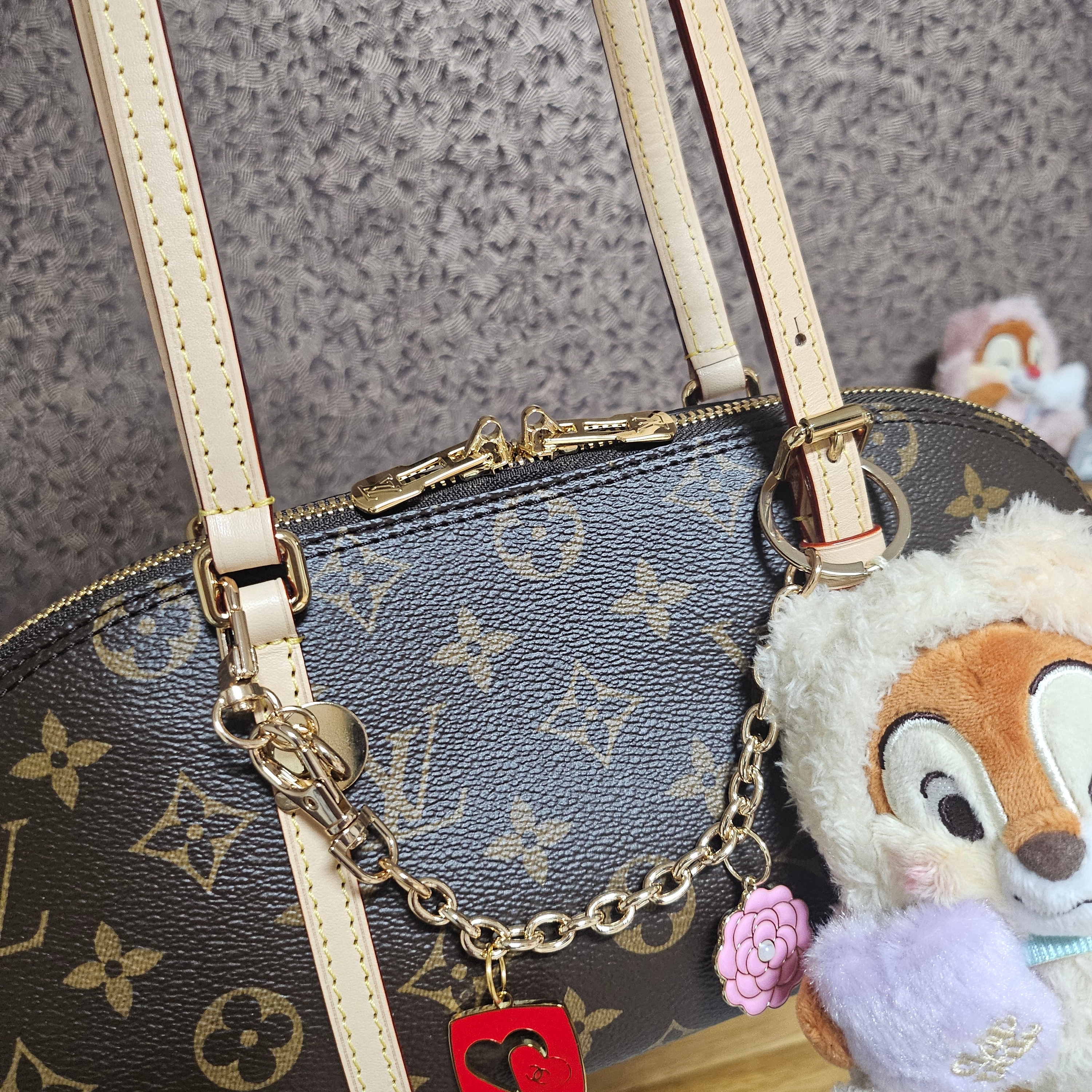 Louis Vuitton Squire East West Monogram Coated Canvas 착용 스타일