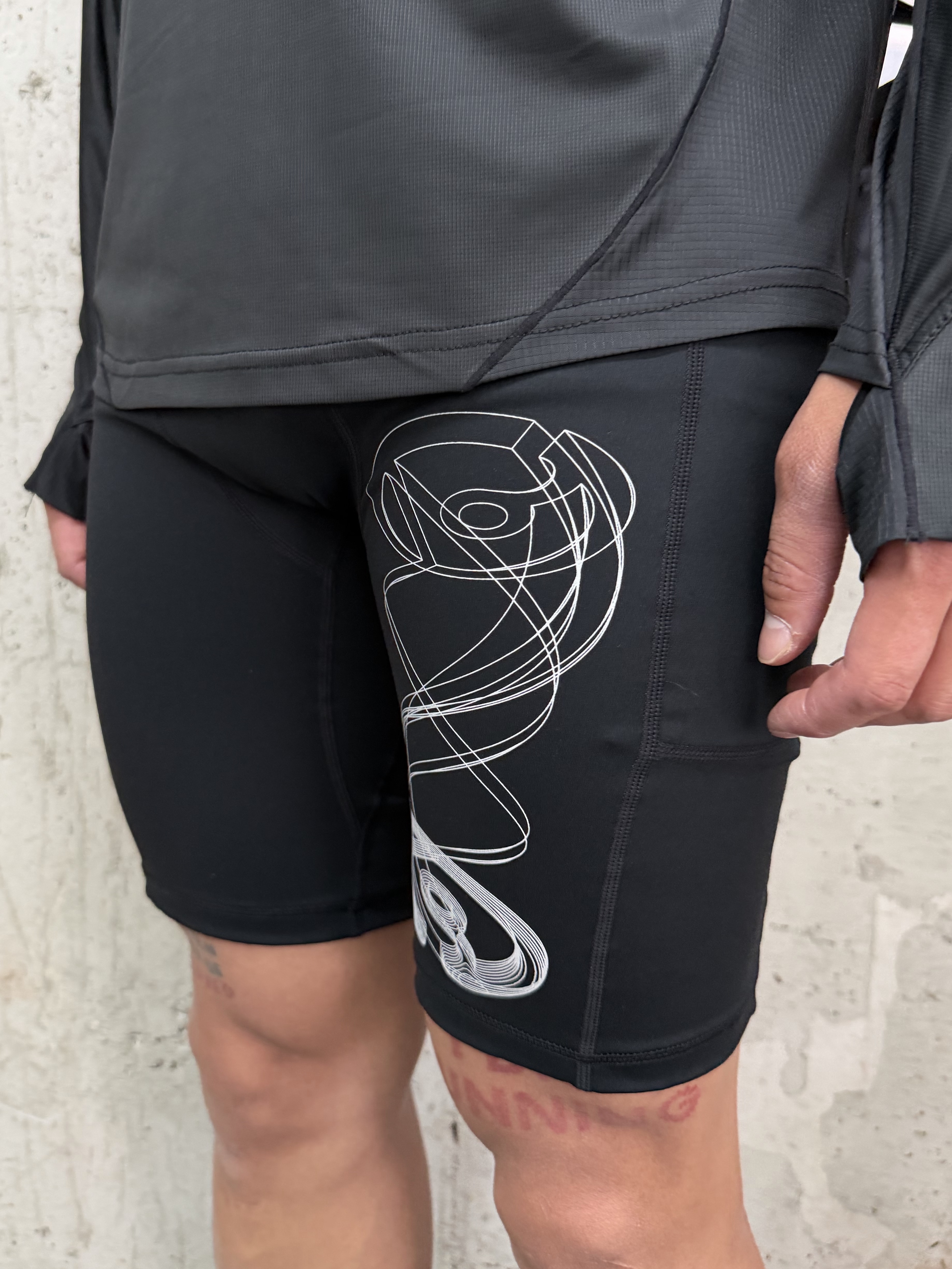 THE WARLD Circular Warld Logo Half Tights Black 착용 스타일 - 1