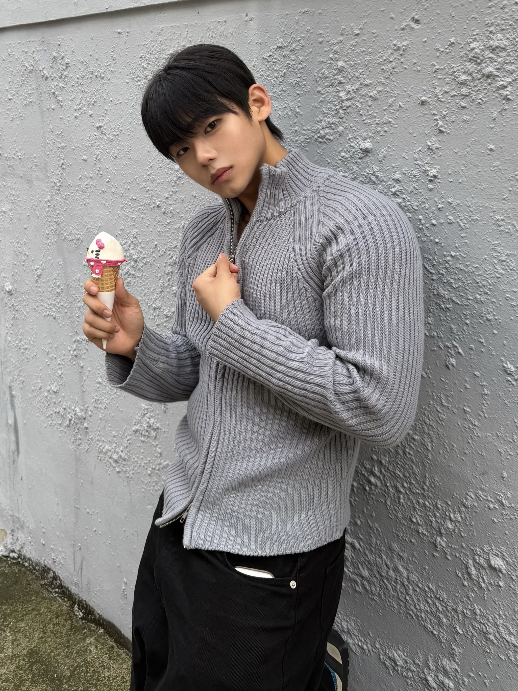 PHOS333 M Stand Neck Knit Zip-Up Grey 착용 스타일 - 4