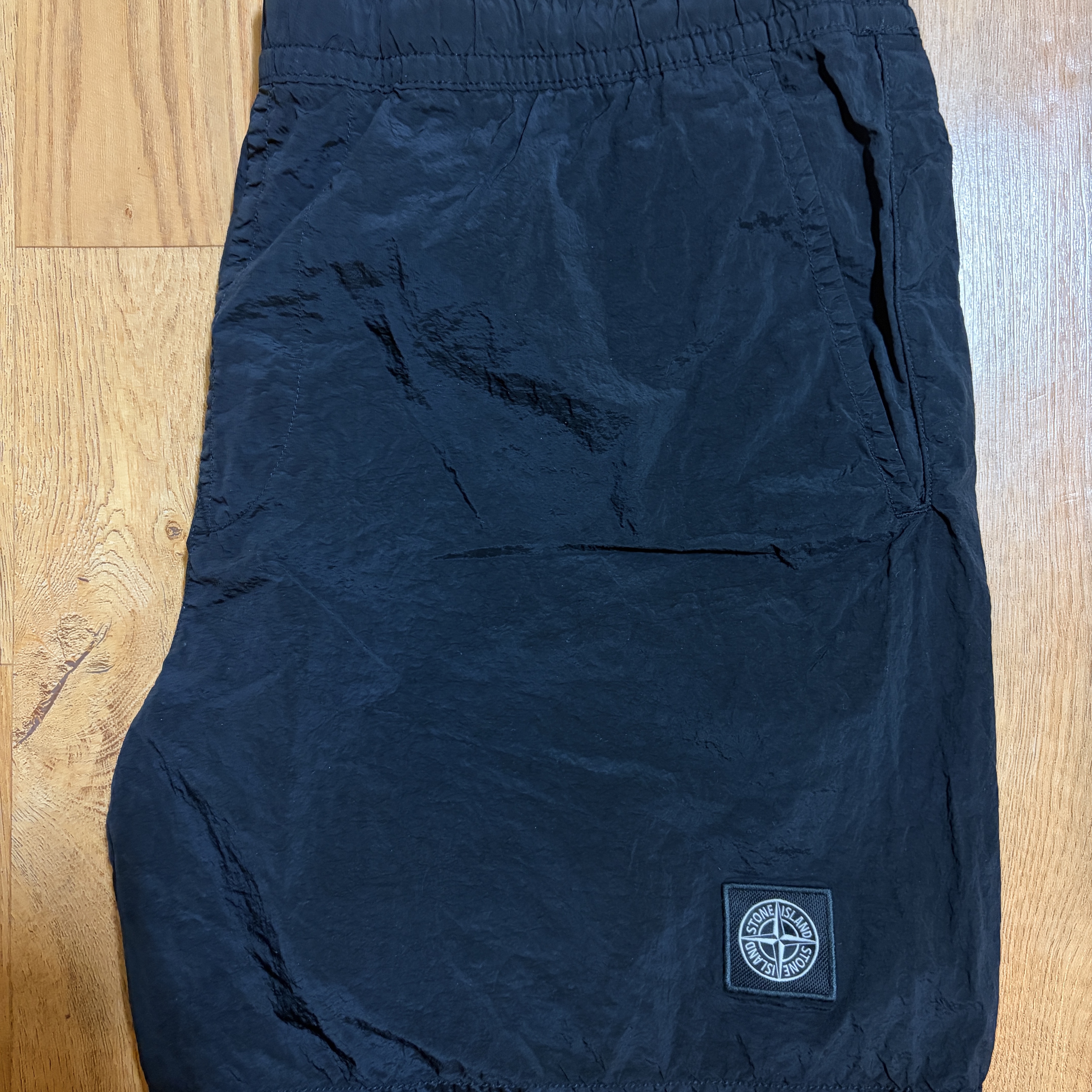 Stone Island B100004 Nylon Metal in Econyl Regular Fit Mid Length Swim Shorts with Pockets Black - 26SS 착용 스타일
