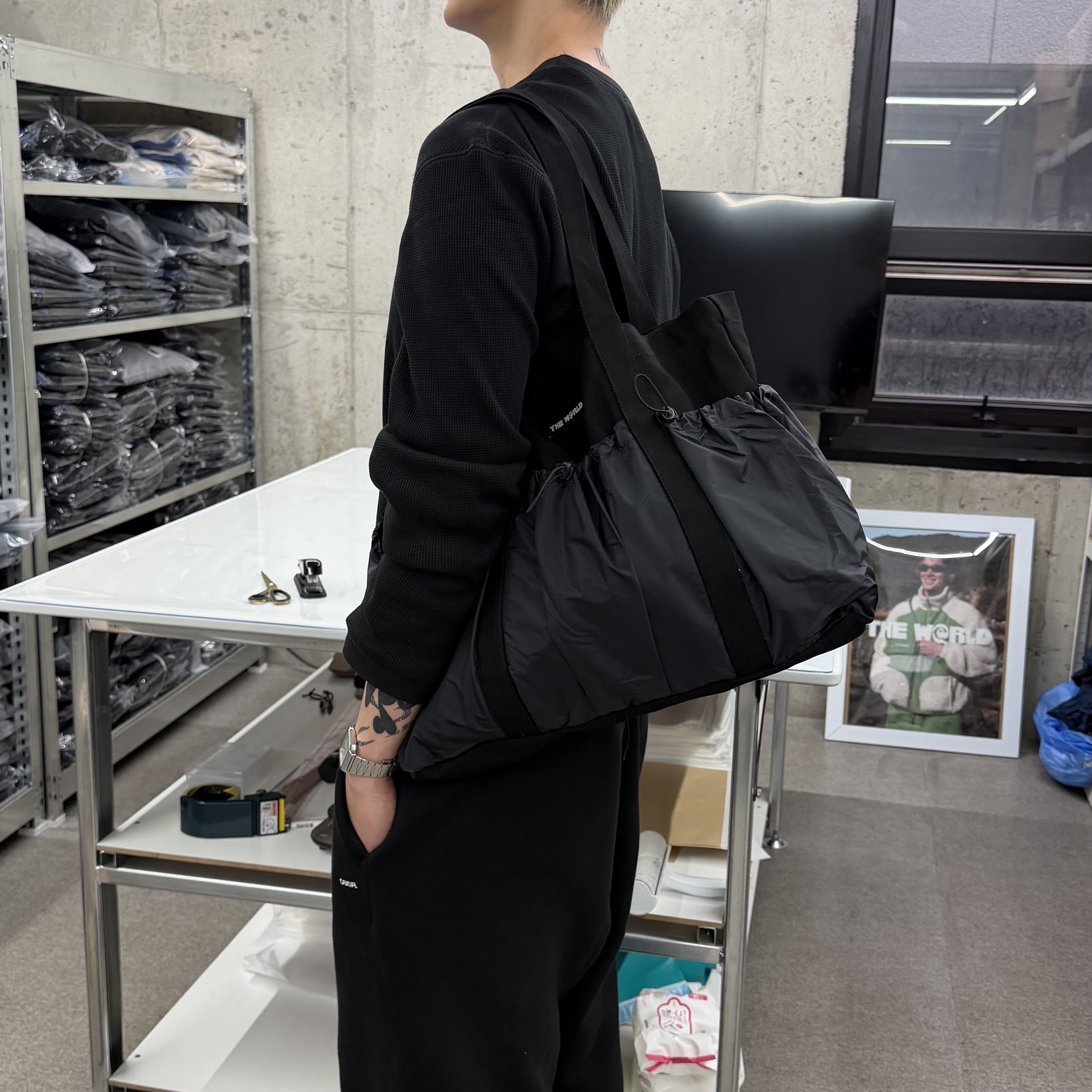 THE WARLD C.N Tote Bag Black 착용 스타일 - 4
