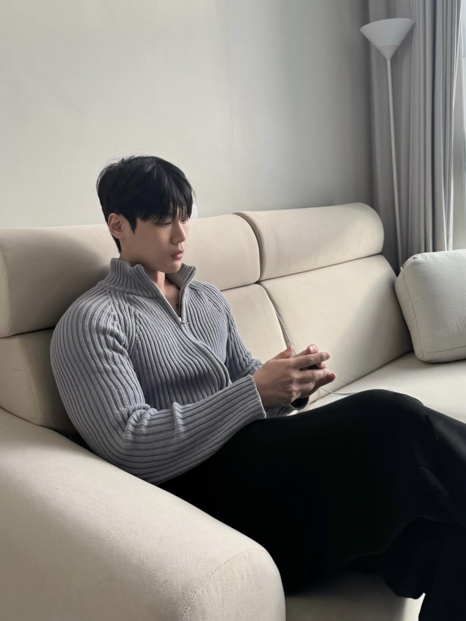 PHOS333 M Stand Neck Knit Zip-Up Grey 착용 스타일 - 2