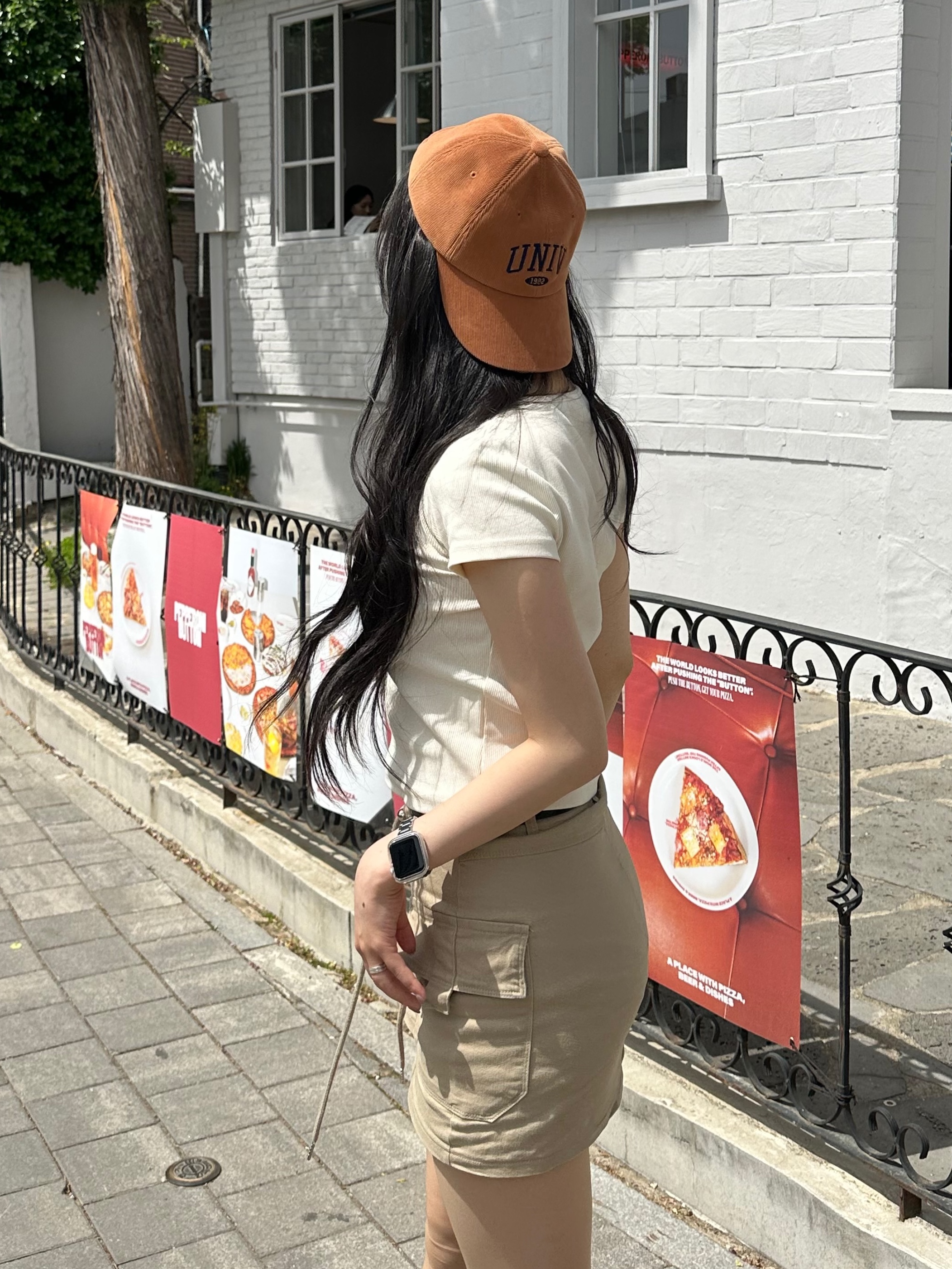 PHOS333 W Slim Fit Slit T-Shirt Cream 착용 스타일 - 2